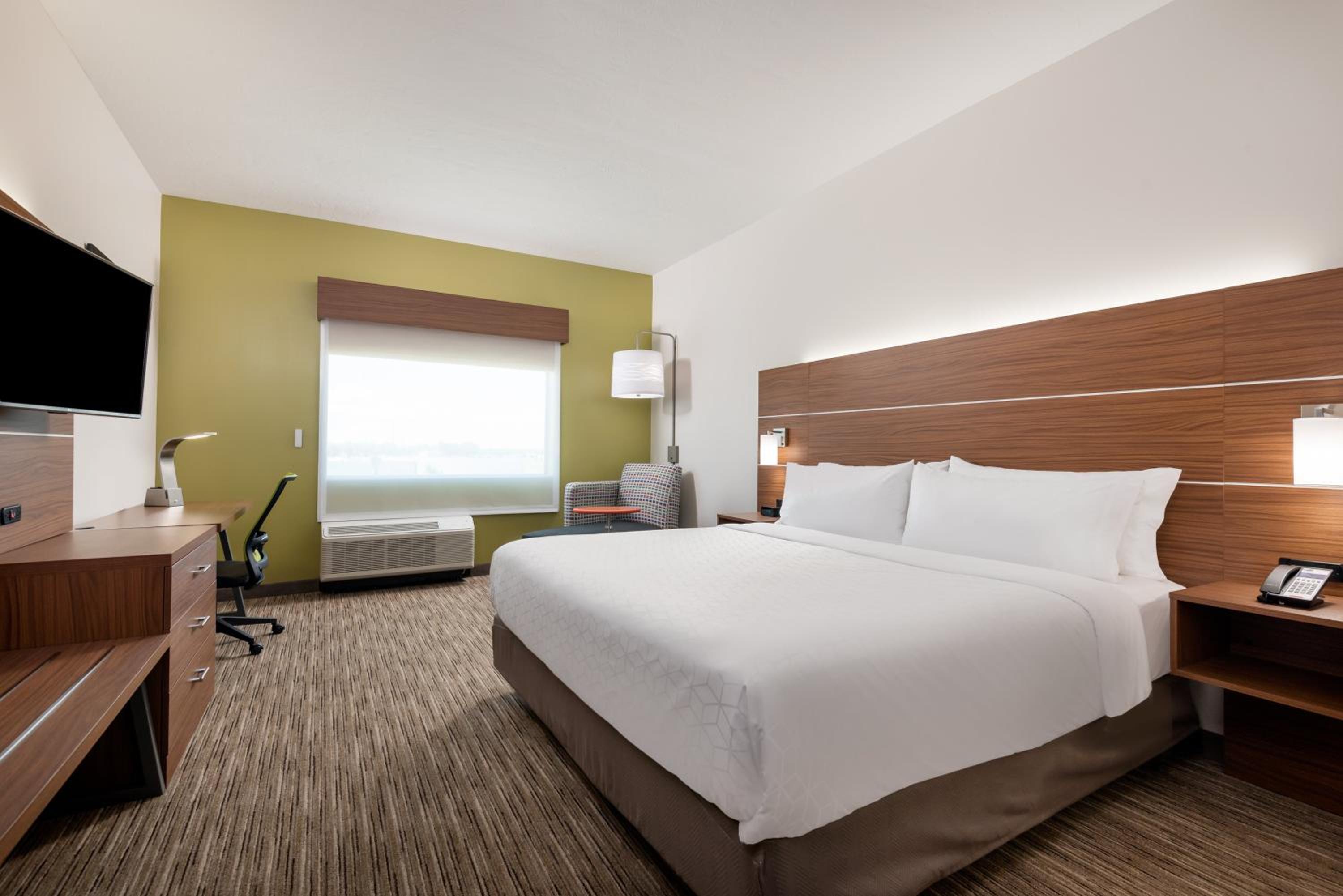 Deluxe Twin Room with Accessible Trans Shower - Non-Smoking