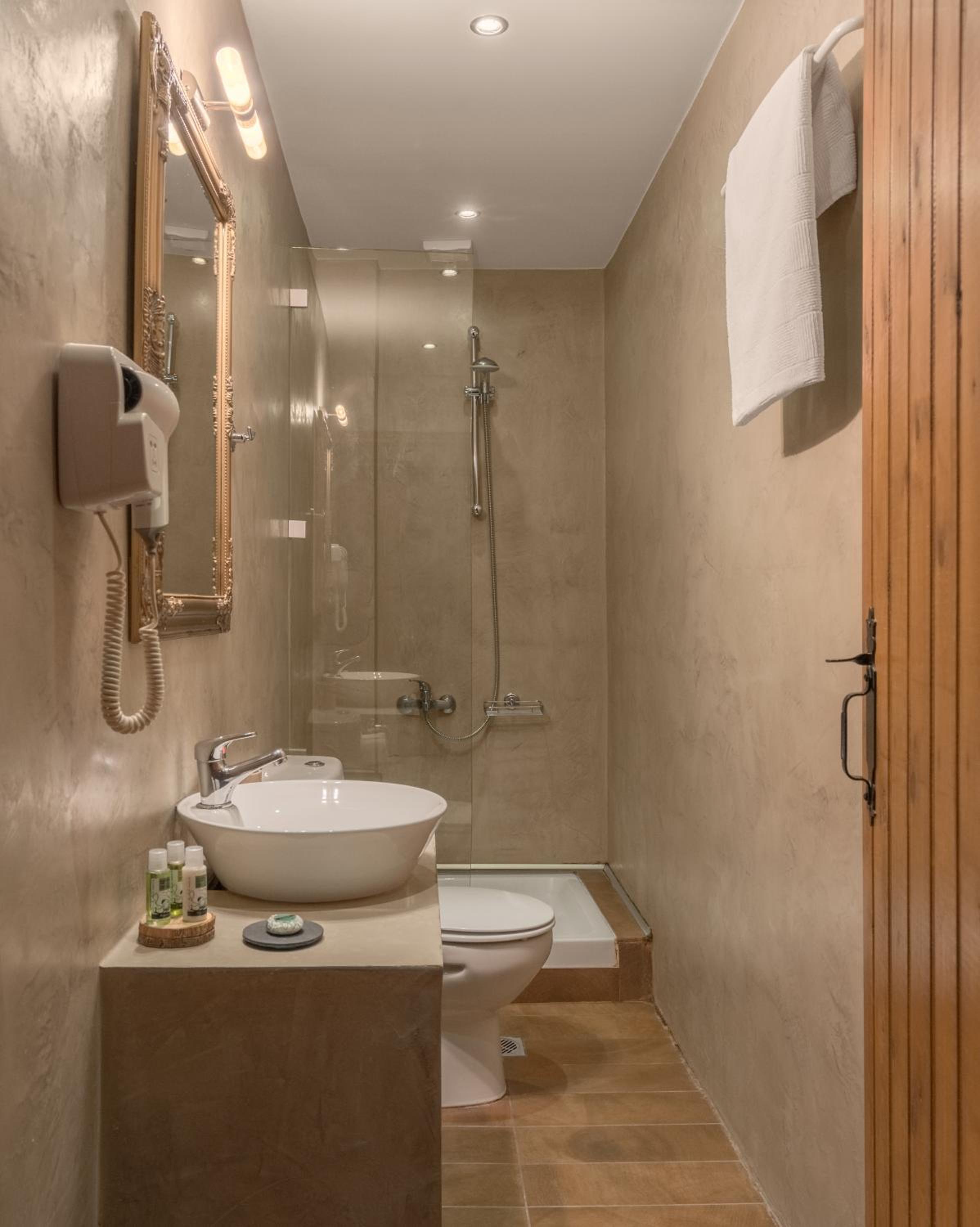 Deluxe Double Room with Balcony - Photo 3