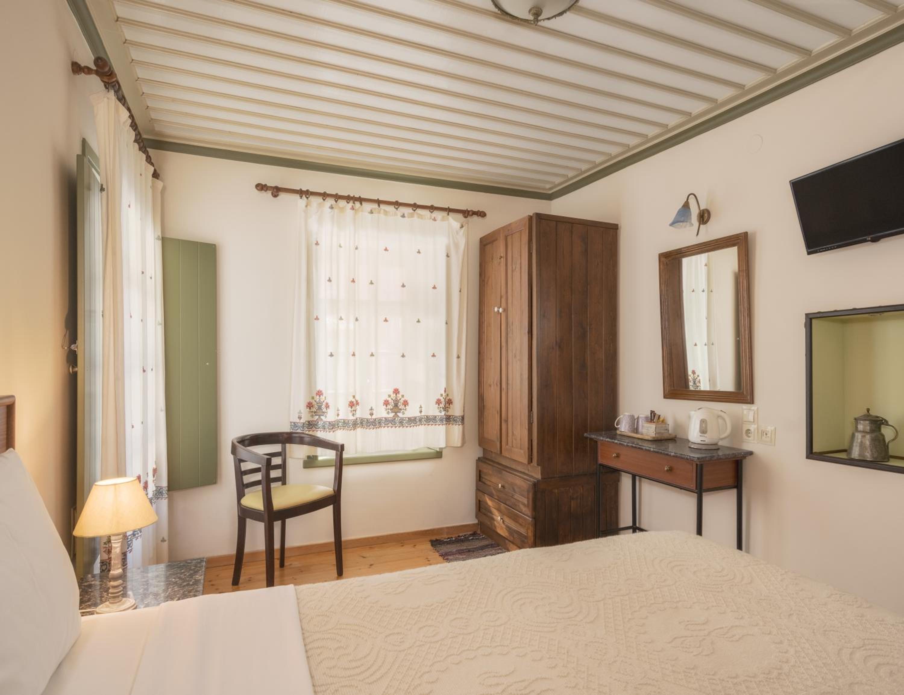 Deluxe Double Room with Balcony - Photo 4