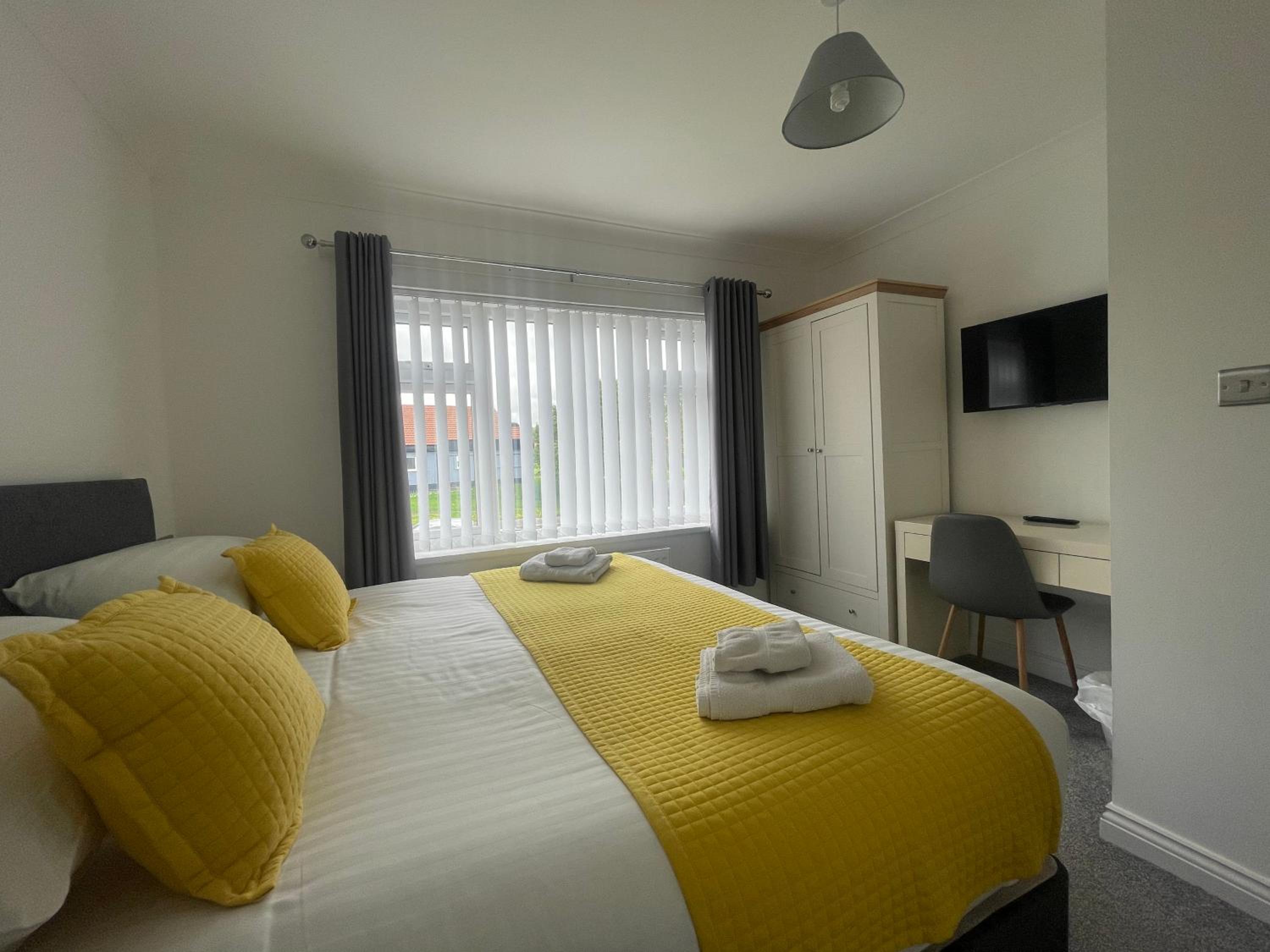 Three-Bedroom House - Photo 6