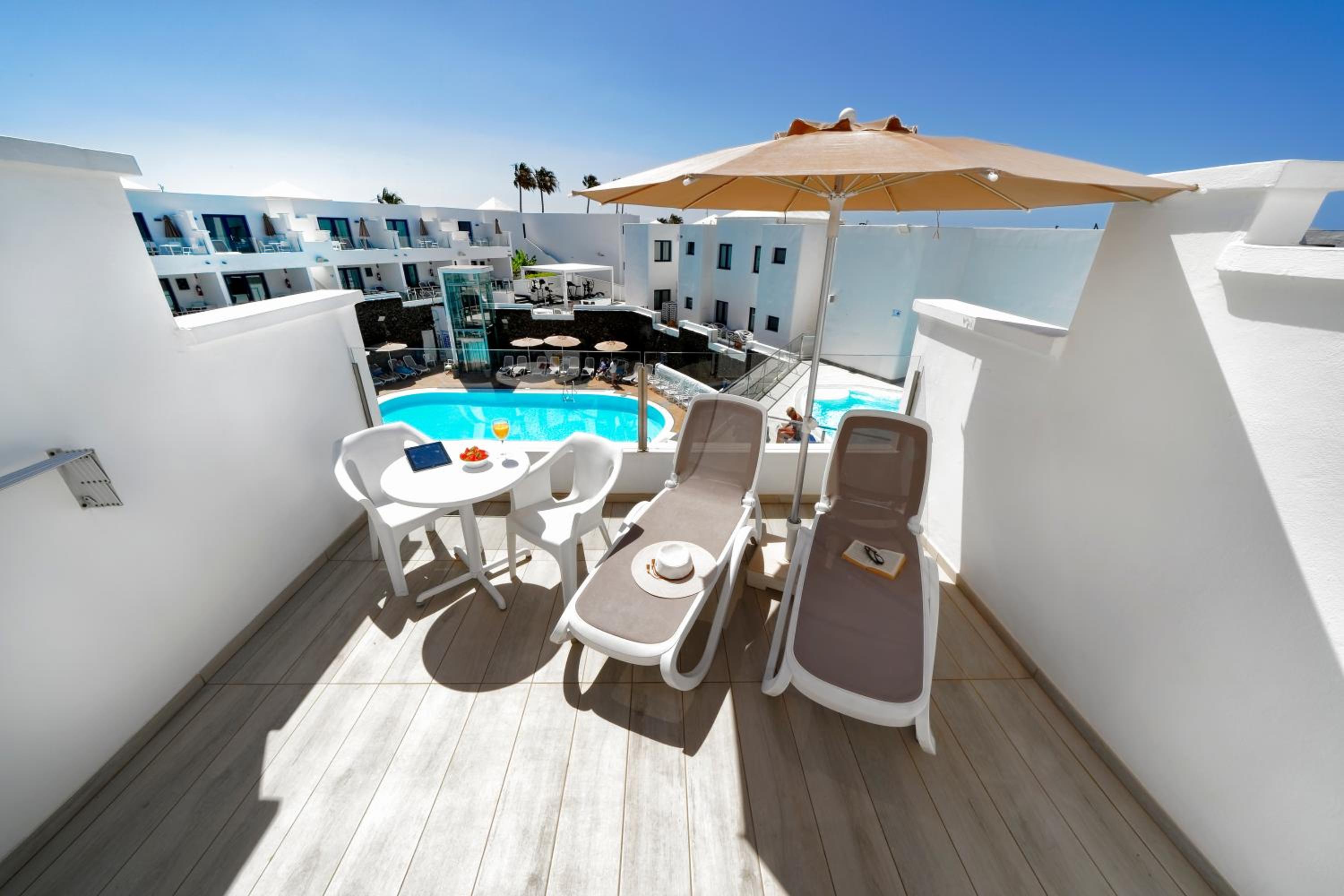 Junior Suite with Pool View photo 3