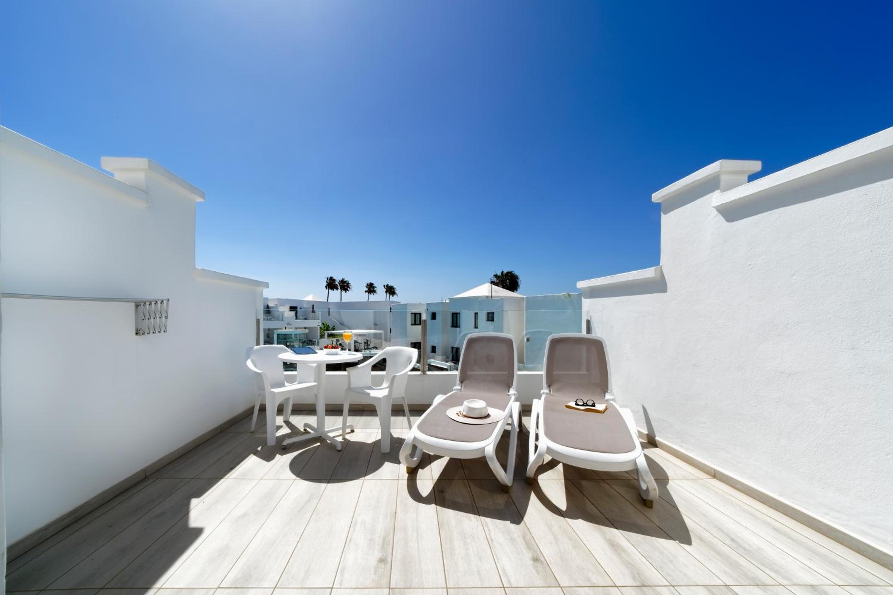 Junior Suite with Pool View photo 2