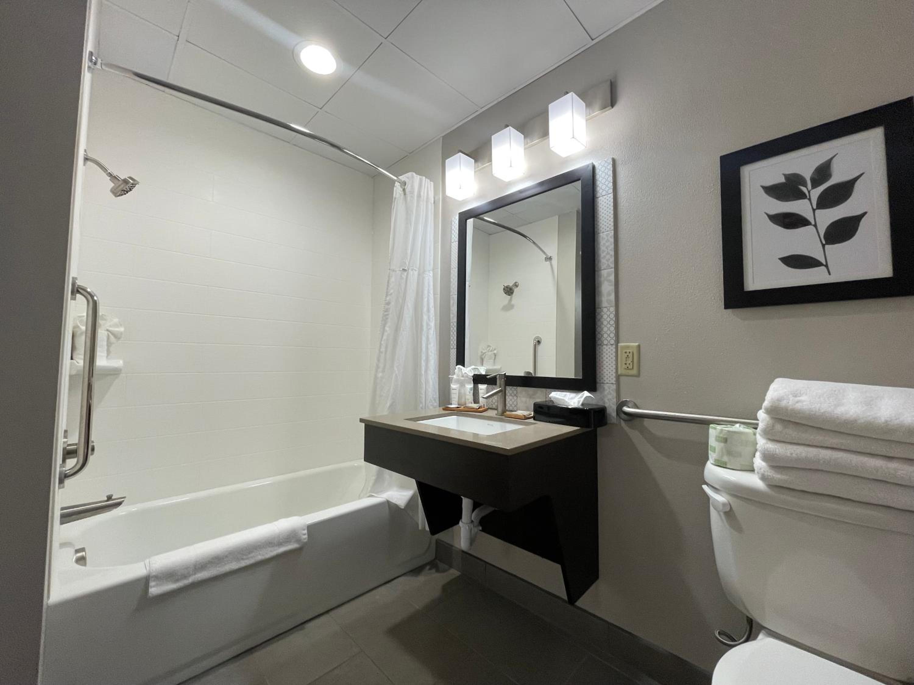 Queen Room with Two Queen Beds - Disability Access/Non-Smoking - Photo 5