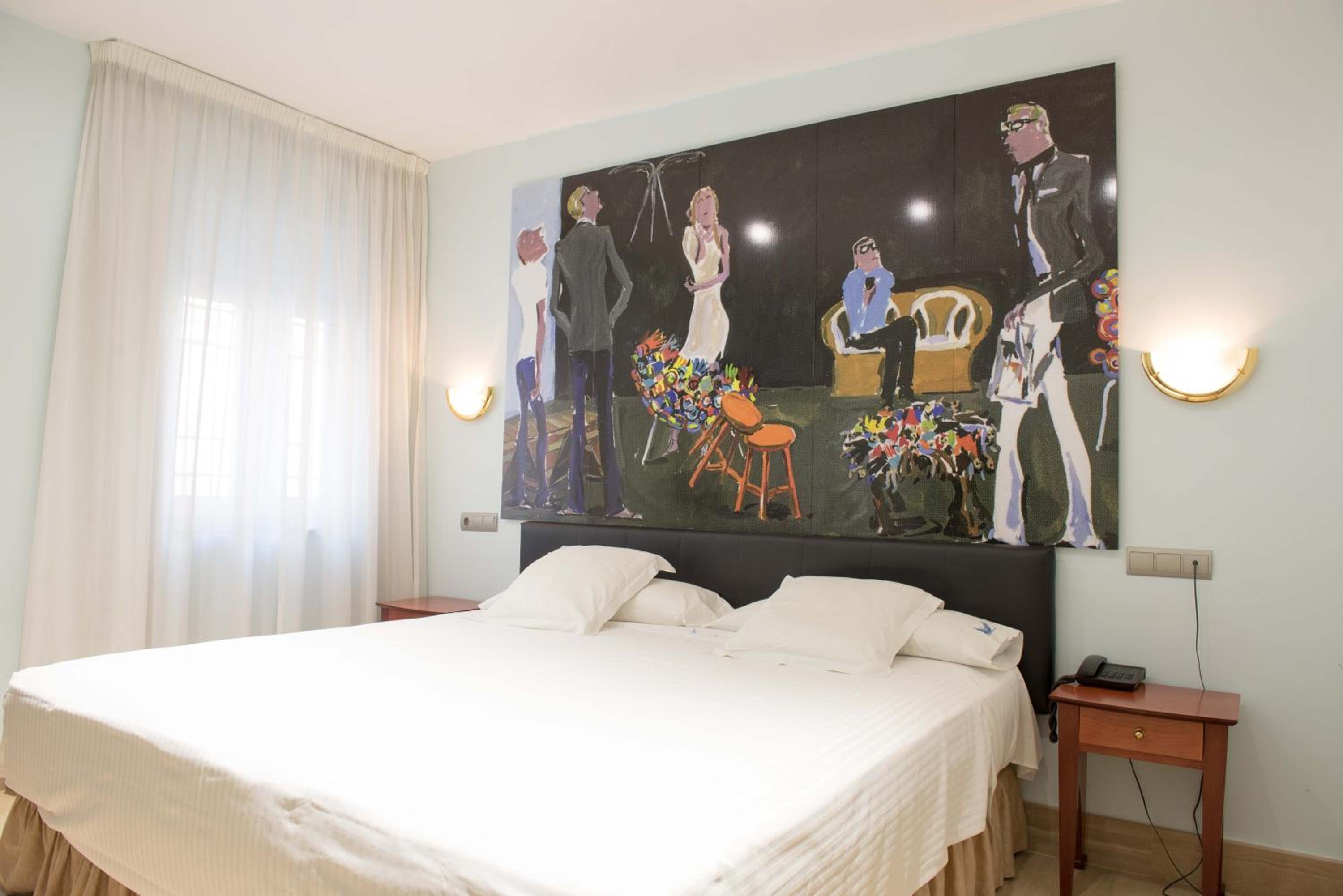 Double or Twin Room with Balcony - Photo 2