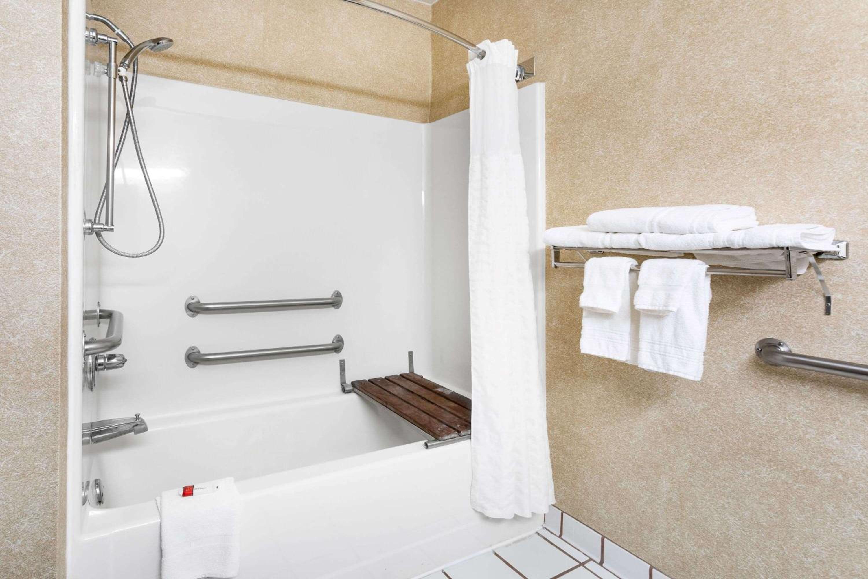 Queen Room - Disability Access/Non-Smoking - Photo 7