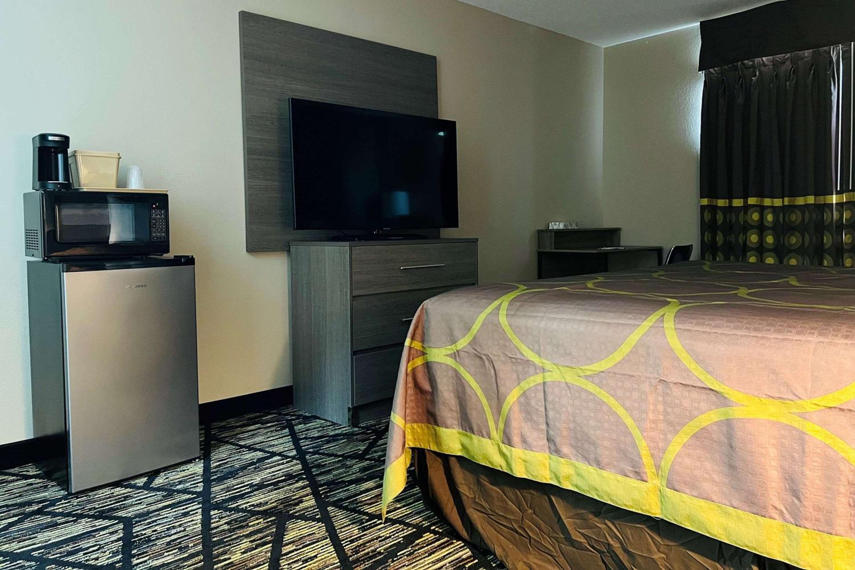 1 King Bed, Mobility Accessible Room, Bathtub w/ Grab Bars, Non-Smoking - Photo 5