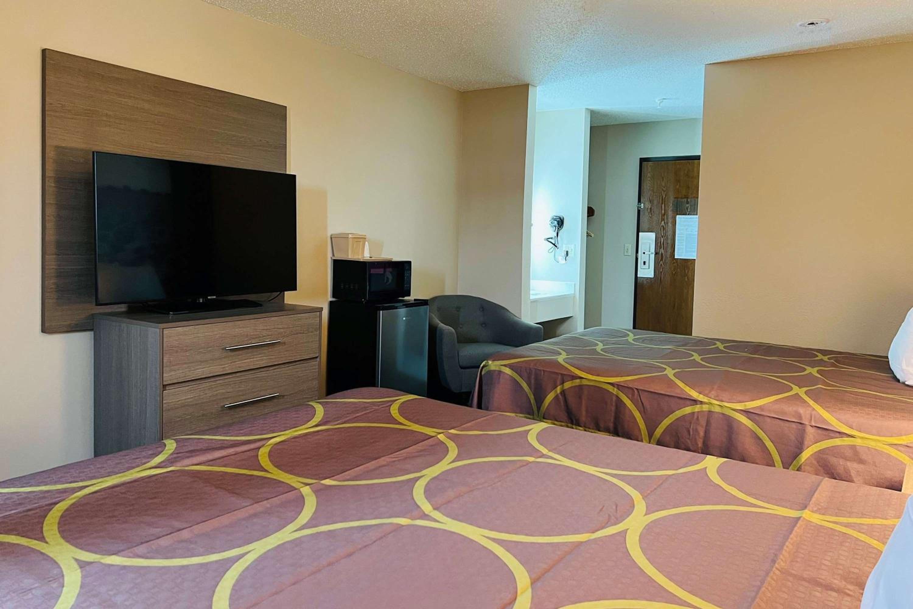 Queen Room with Two Queen Beds - Non-Smoking - Photo 3