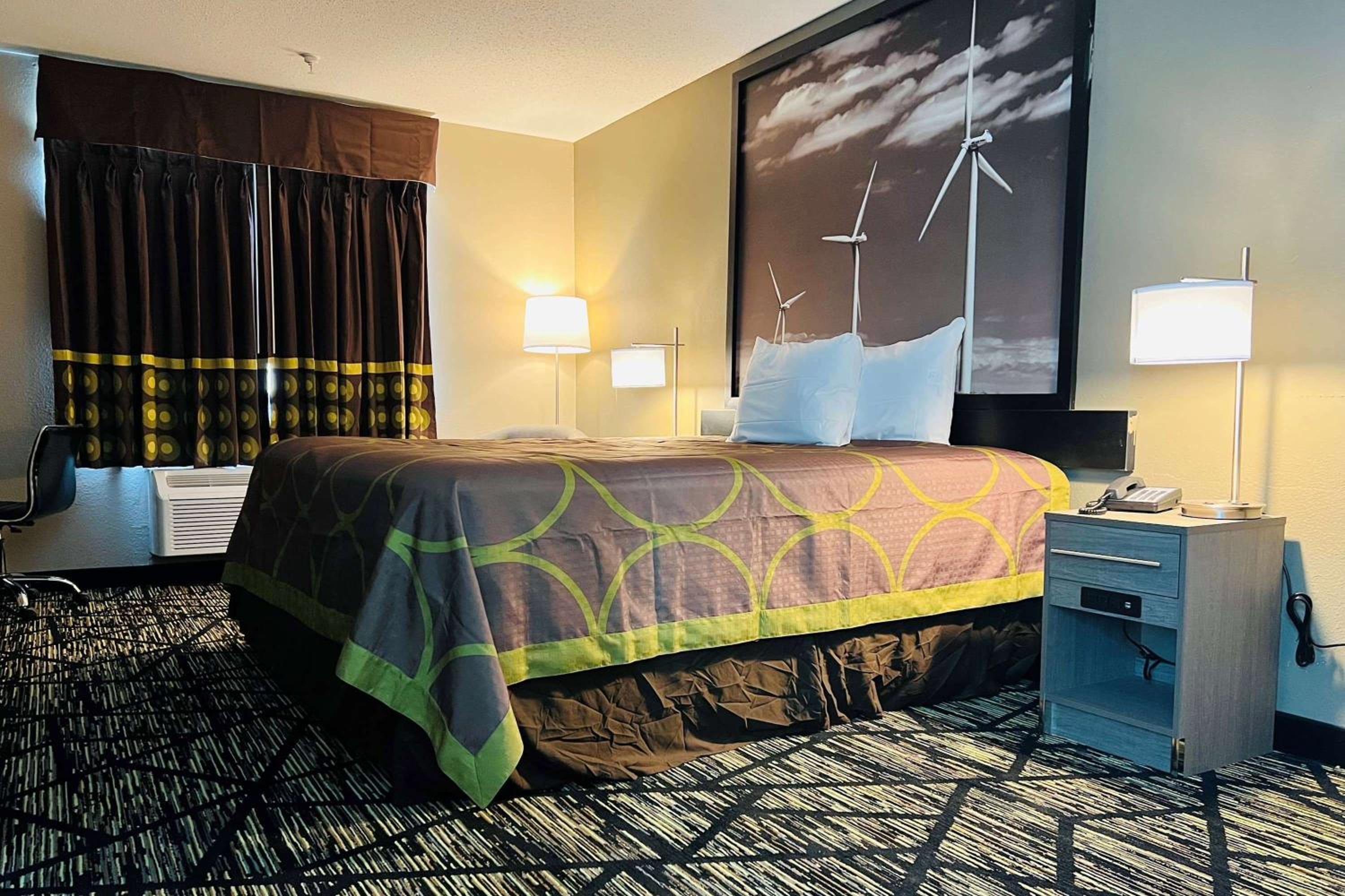 1 King Bed, Mobility Accessible Room, Bathtub w/ Grab Bars, Non-Smoking - Photo 1