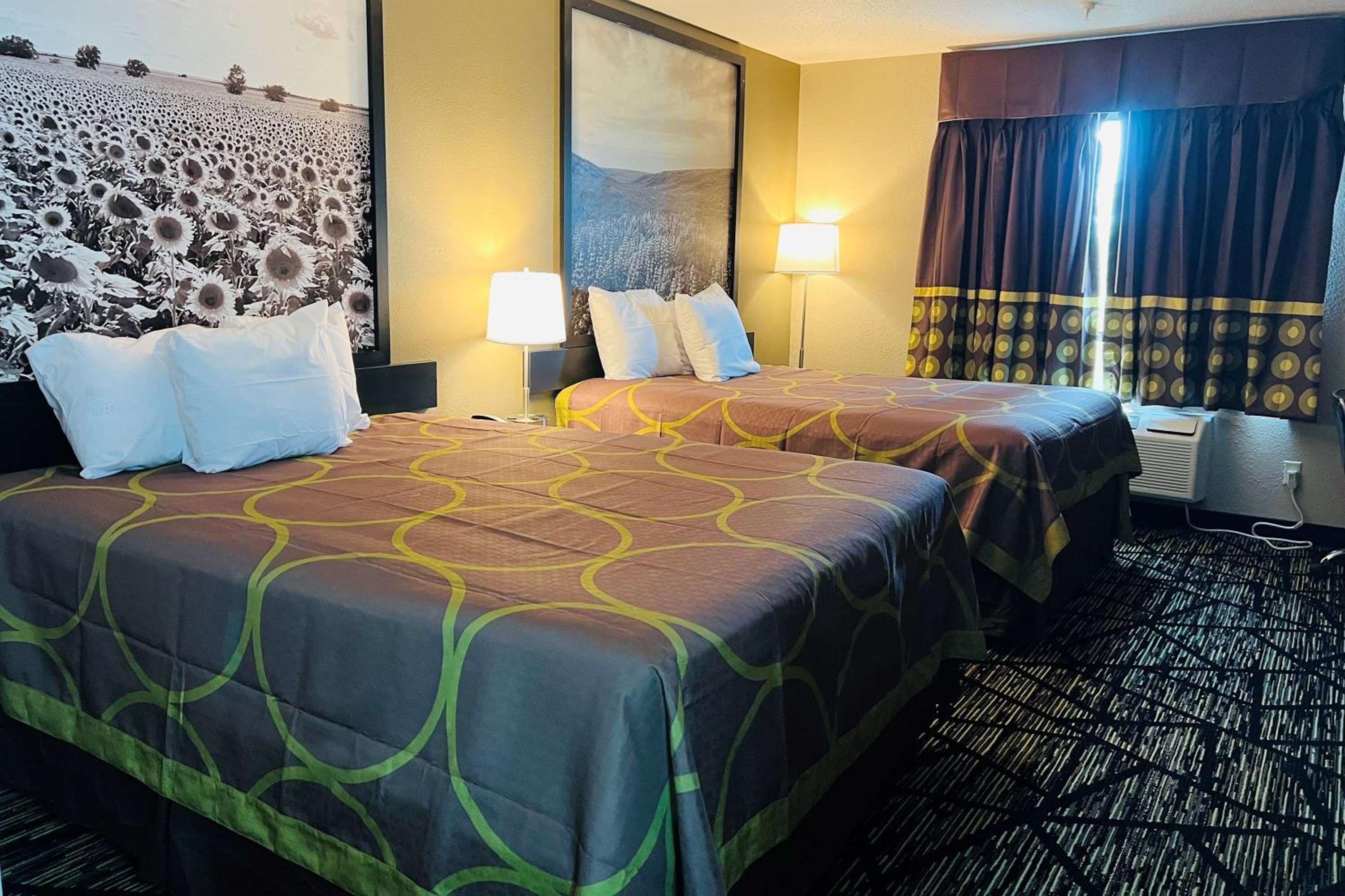 Queen Room with Two Queen Beds - Non-Smoking - Photo 1