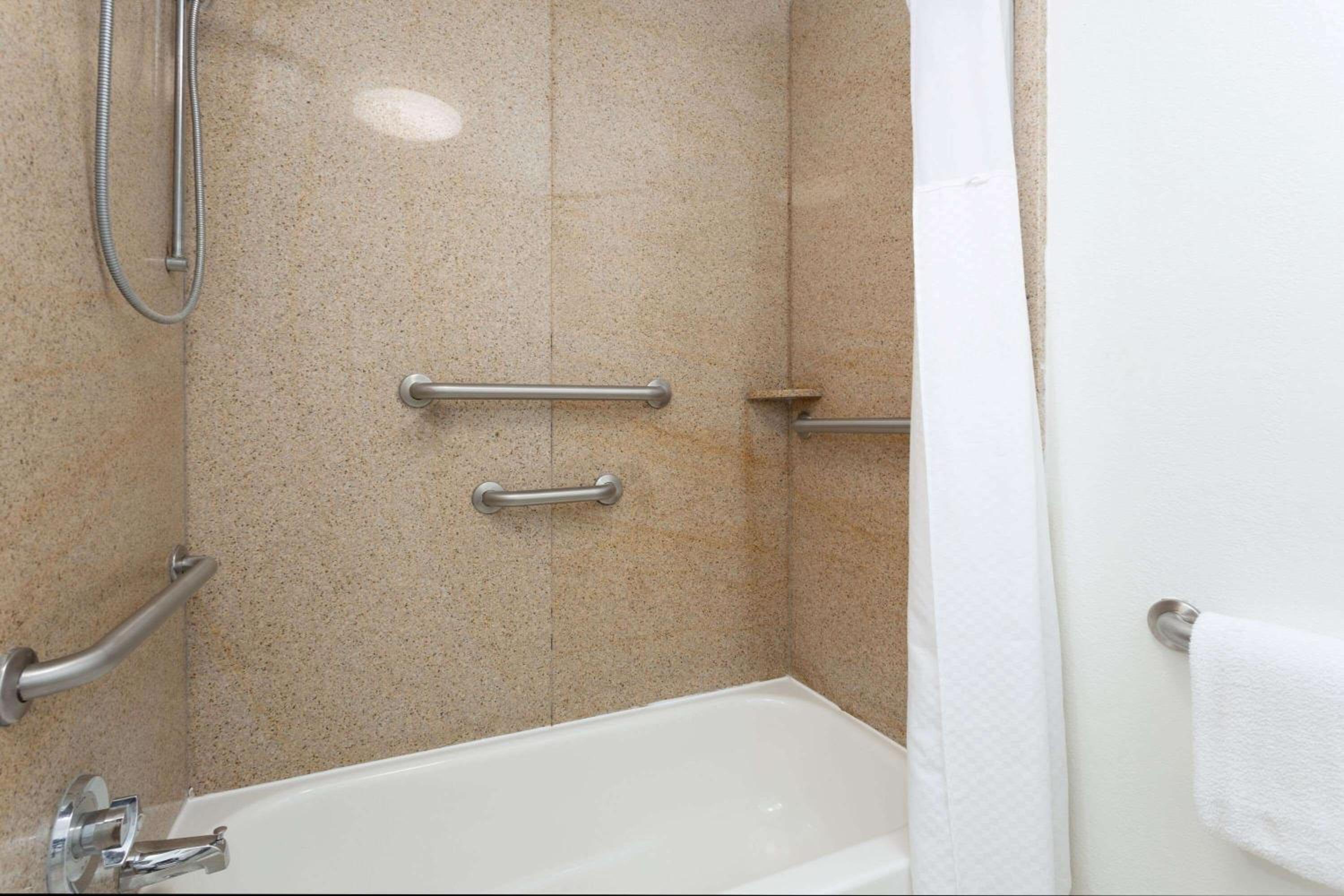 One-Bedroom King Suite, Non-Smoking - Photo 2