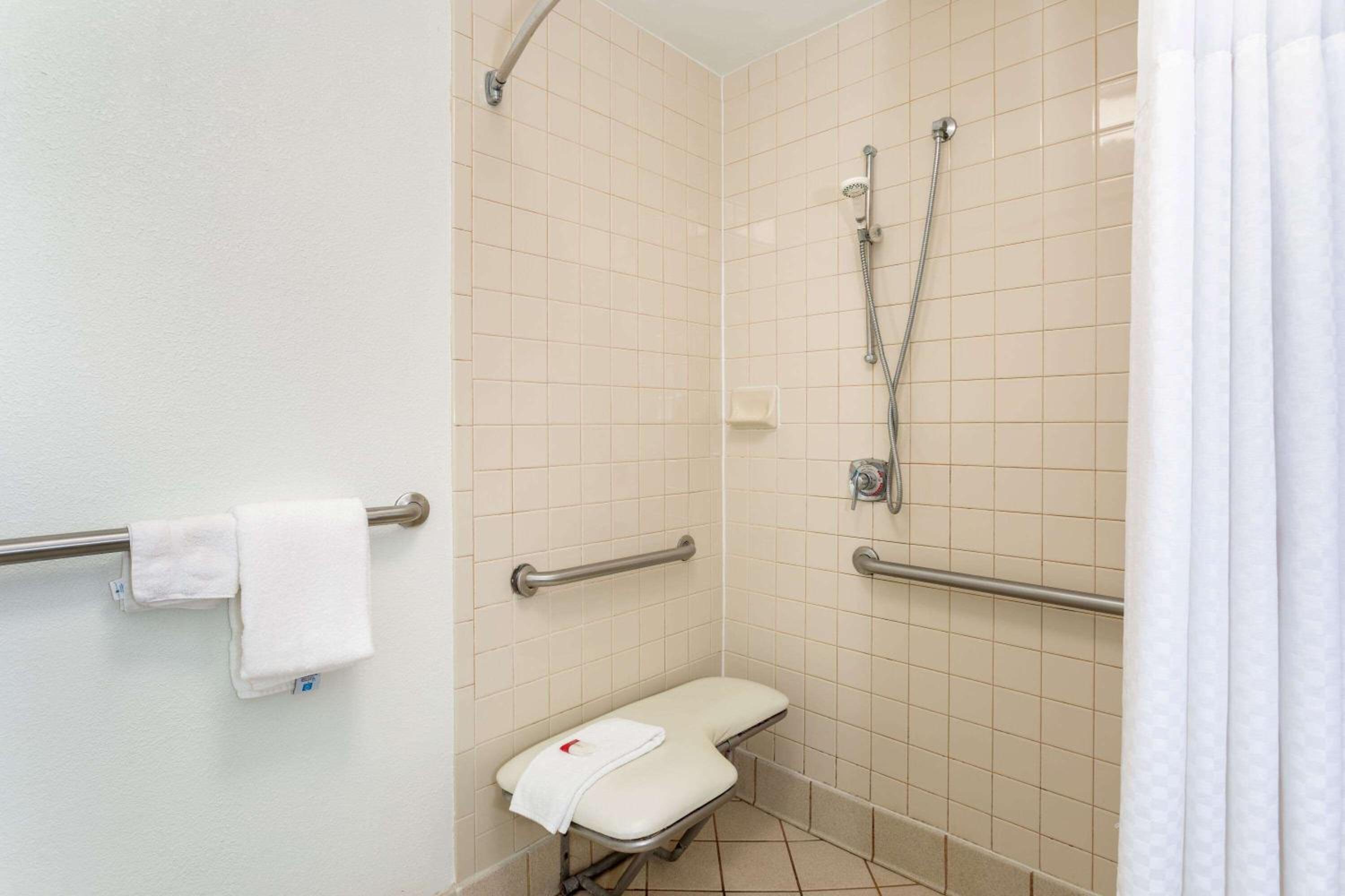 Deluxe King Room with Bath Tub - Mobility/Hearing Accessible - Non-Smoking - Photo 2