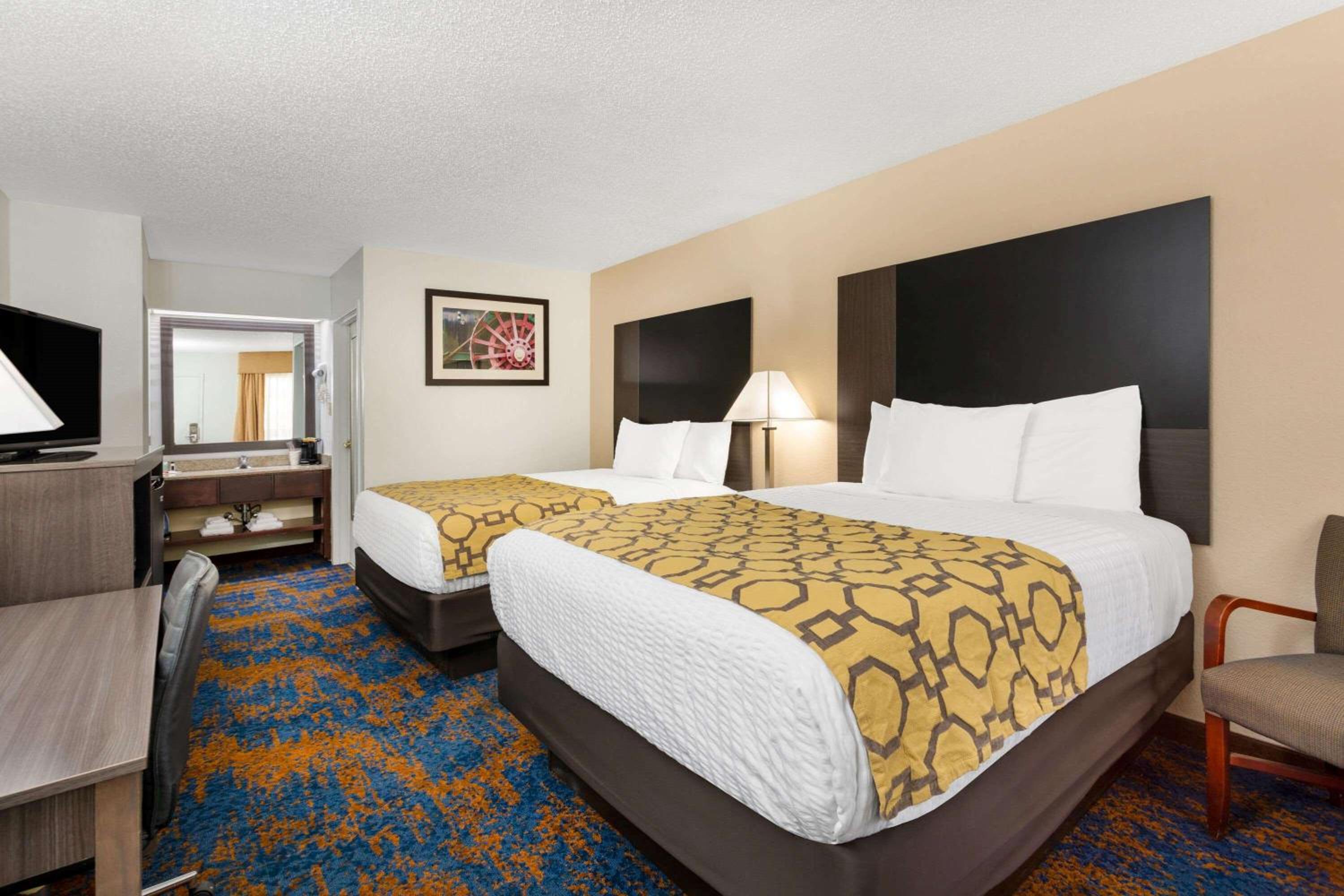 Queen Room with Two Queen Beds - Non-Smoking - Photo 4