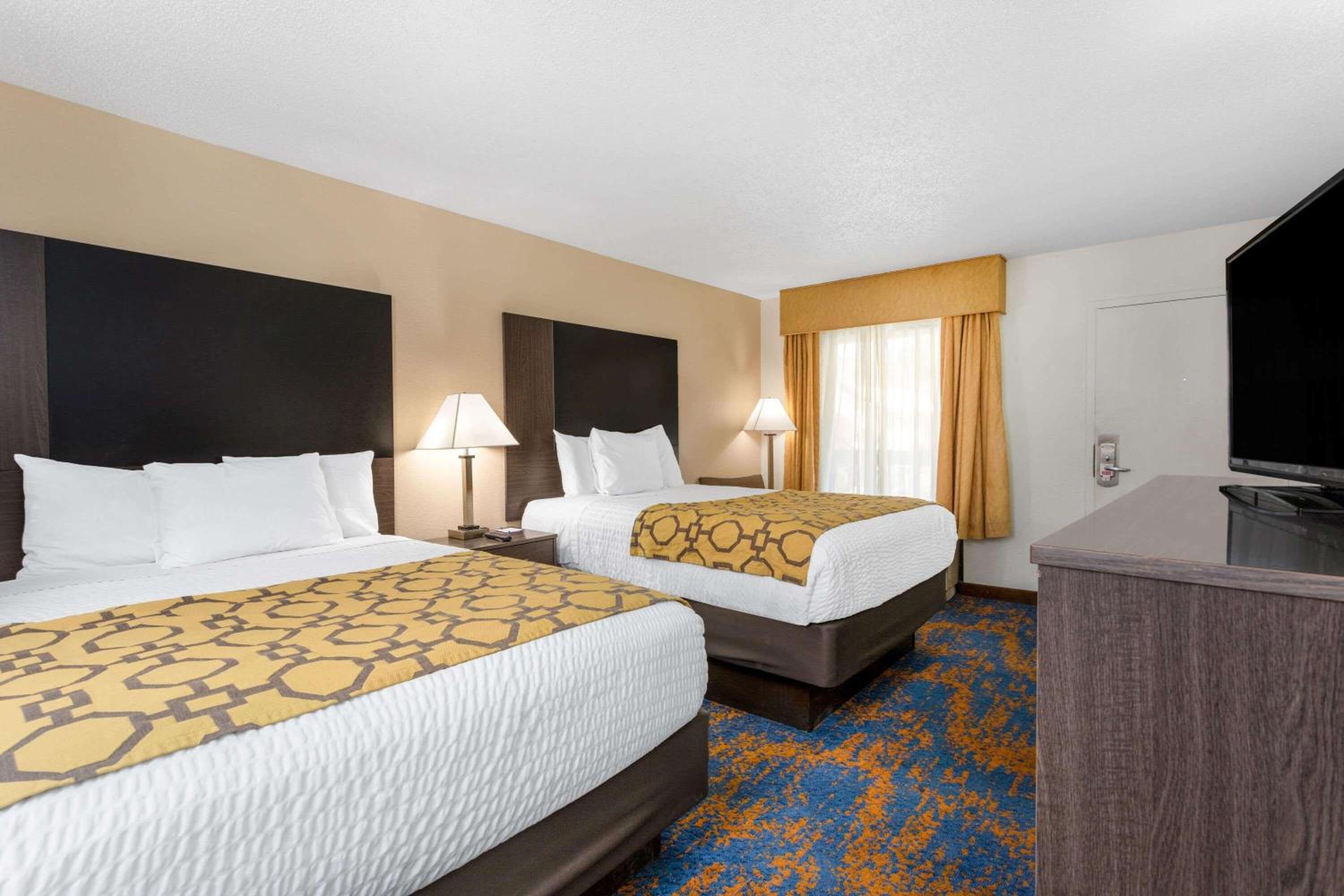 Queen Room with Two Queen Beds - Non-Smoking - Photo 3