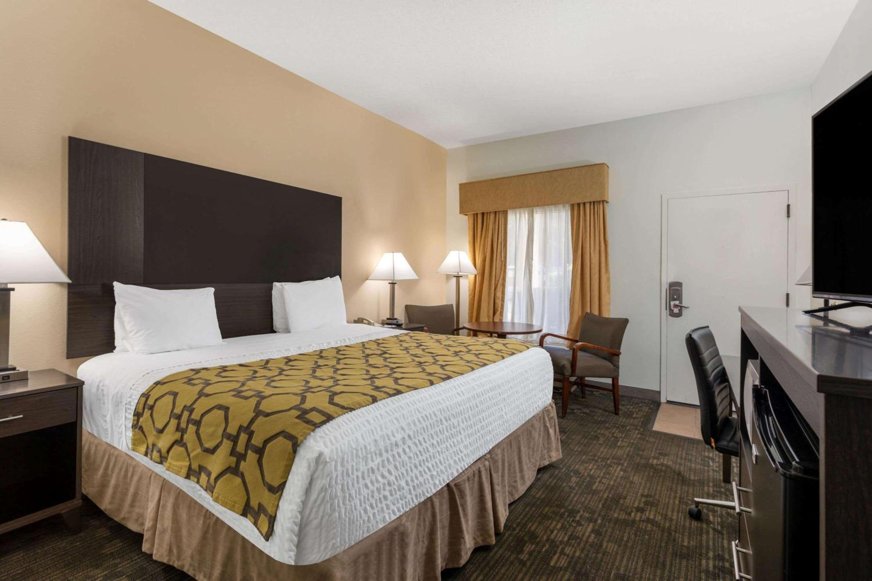 Deluxe King Room with Bath Tub - Mobility/Hearing Accessible - Non-Smoking - Photo 1