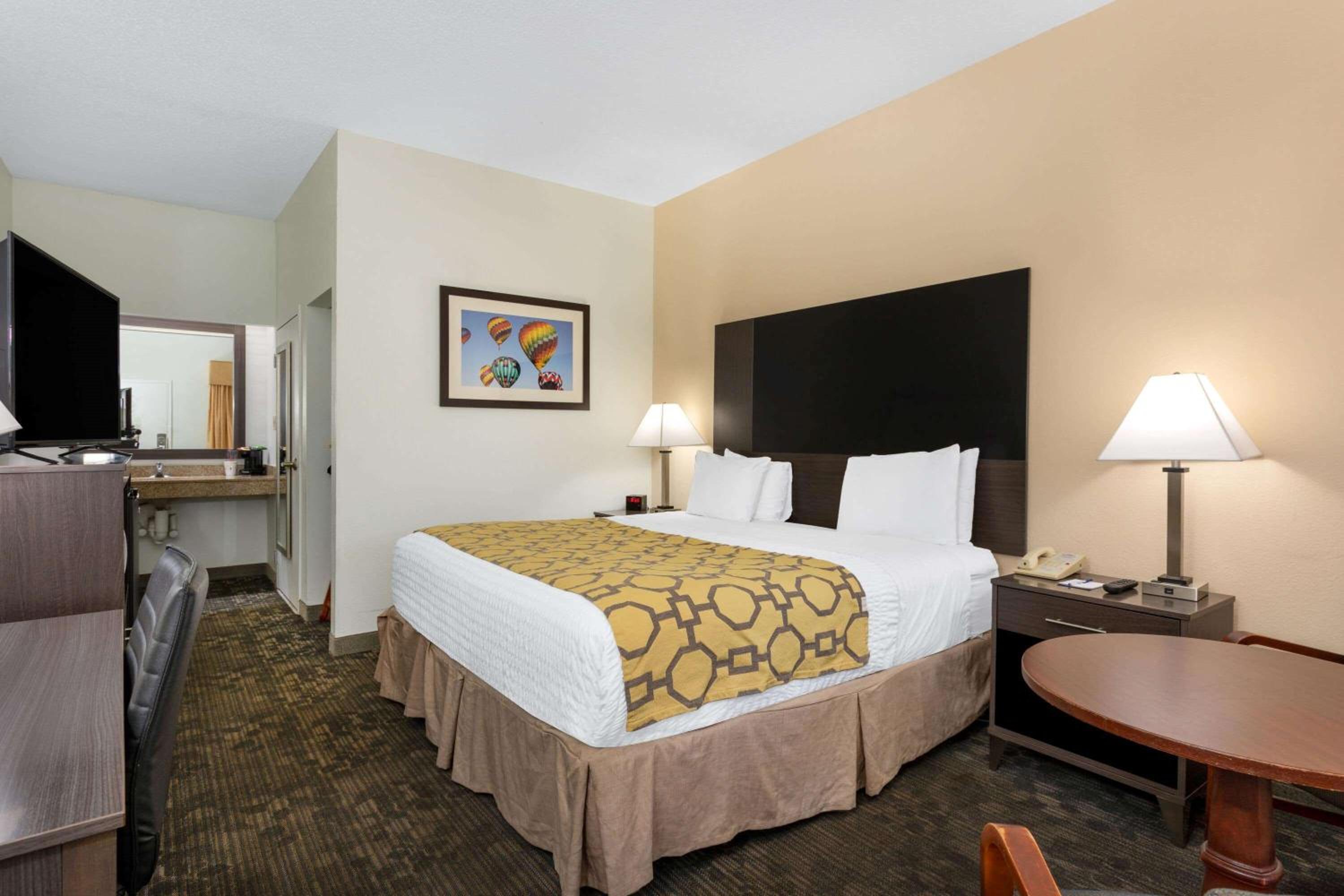Deluxe King Room with Bath Tub - Mobility/Hearing Accessible - Non-Smoking - Photo 3