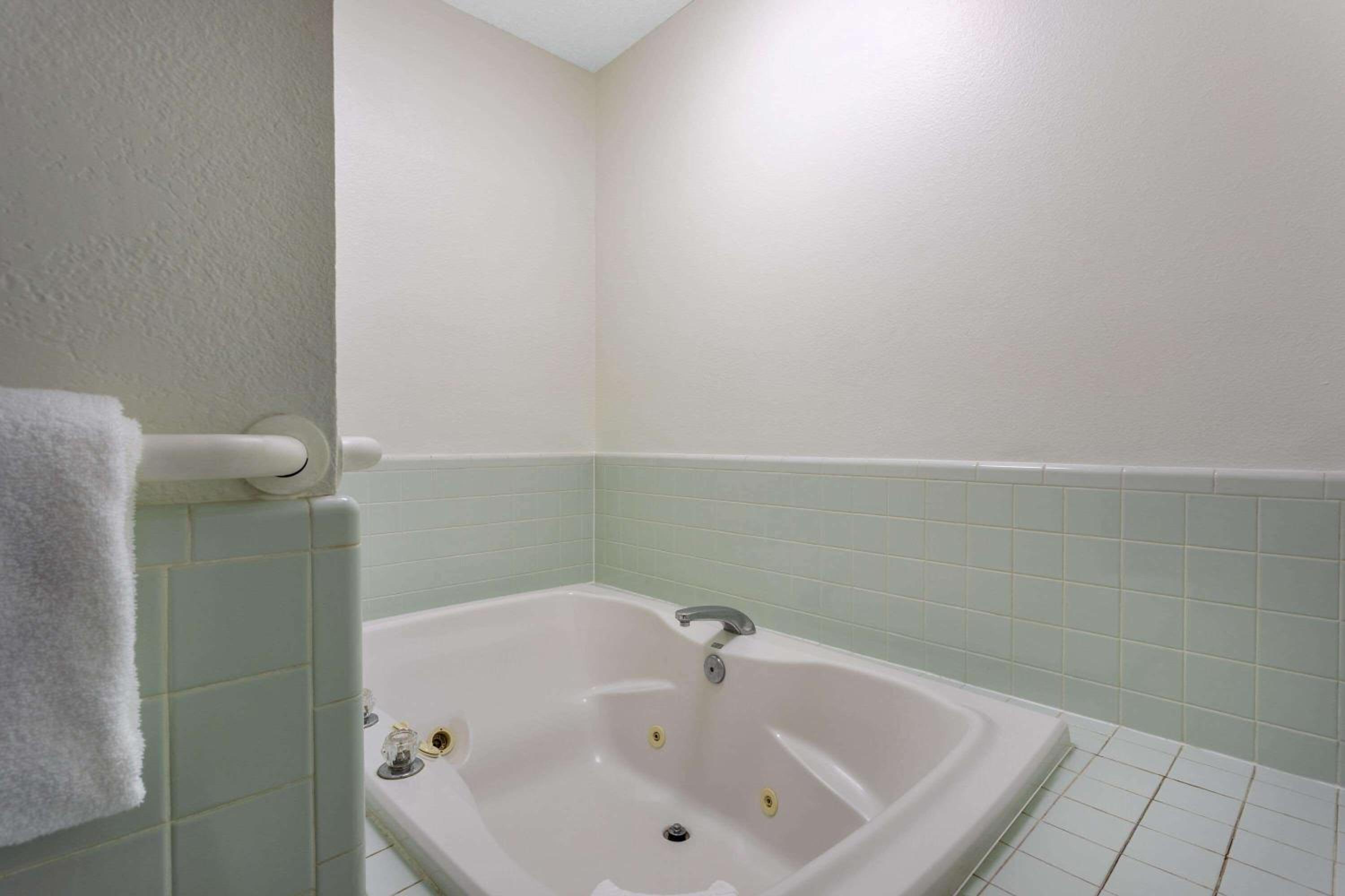 One-Bedroom King Suite, Non-Smoking - Photo 3
