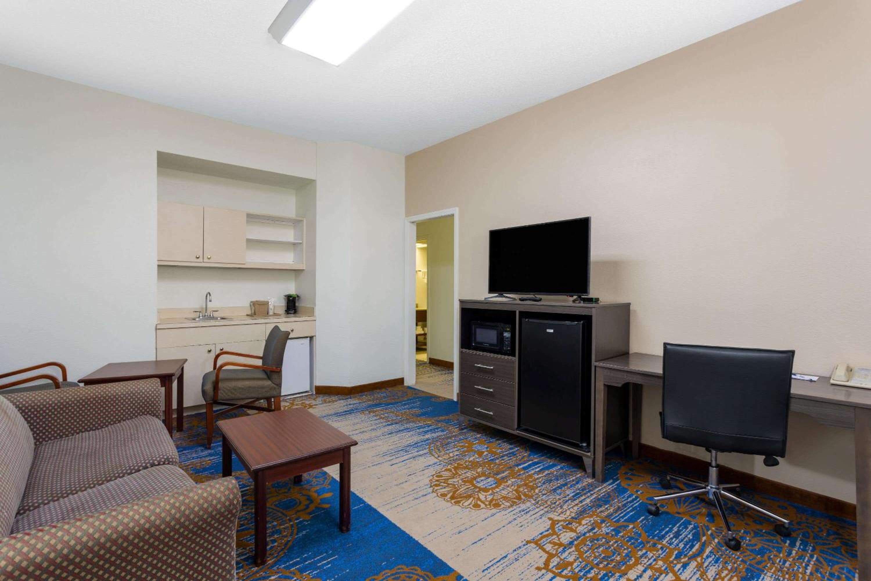 One-Bedroom King Suite, Non-Smoking - Photo 4