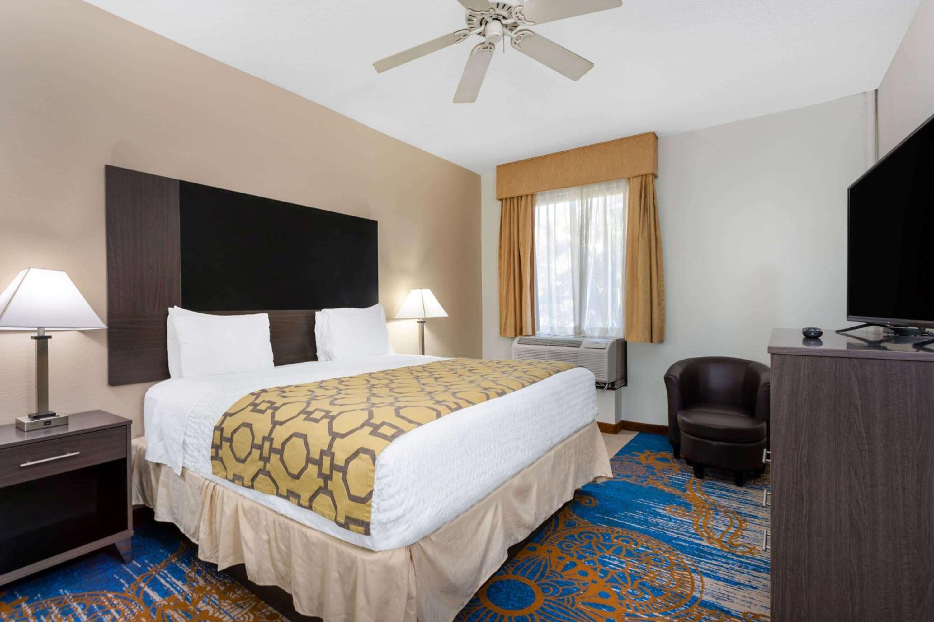 One-Bedroom King Suite, Non-Smoking - Photo 6