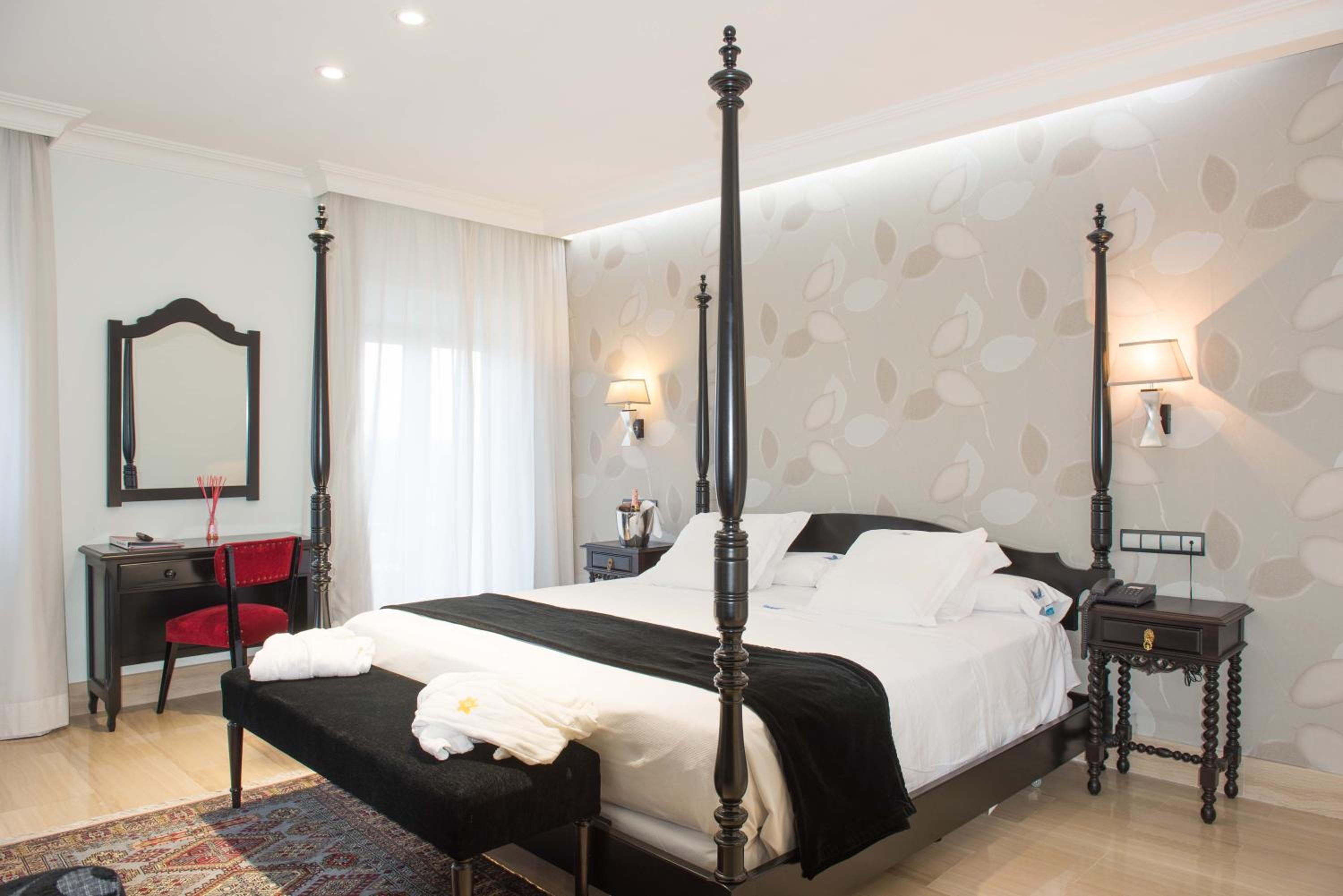 Double or Twin Room with Balcony - Photo 3