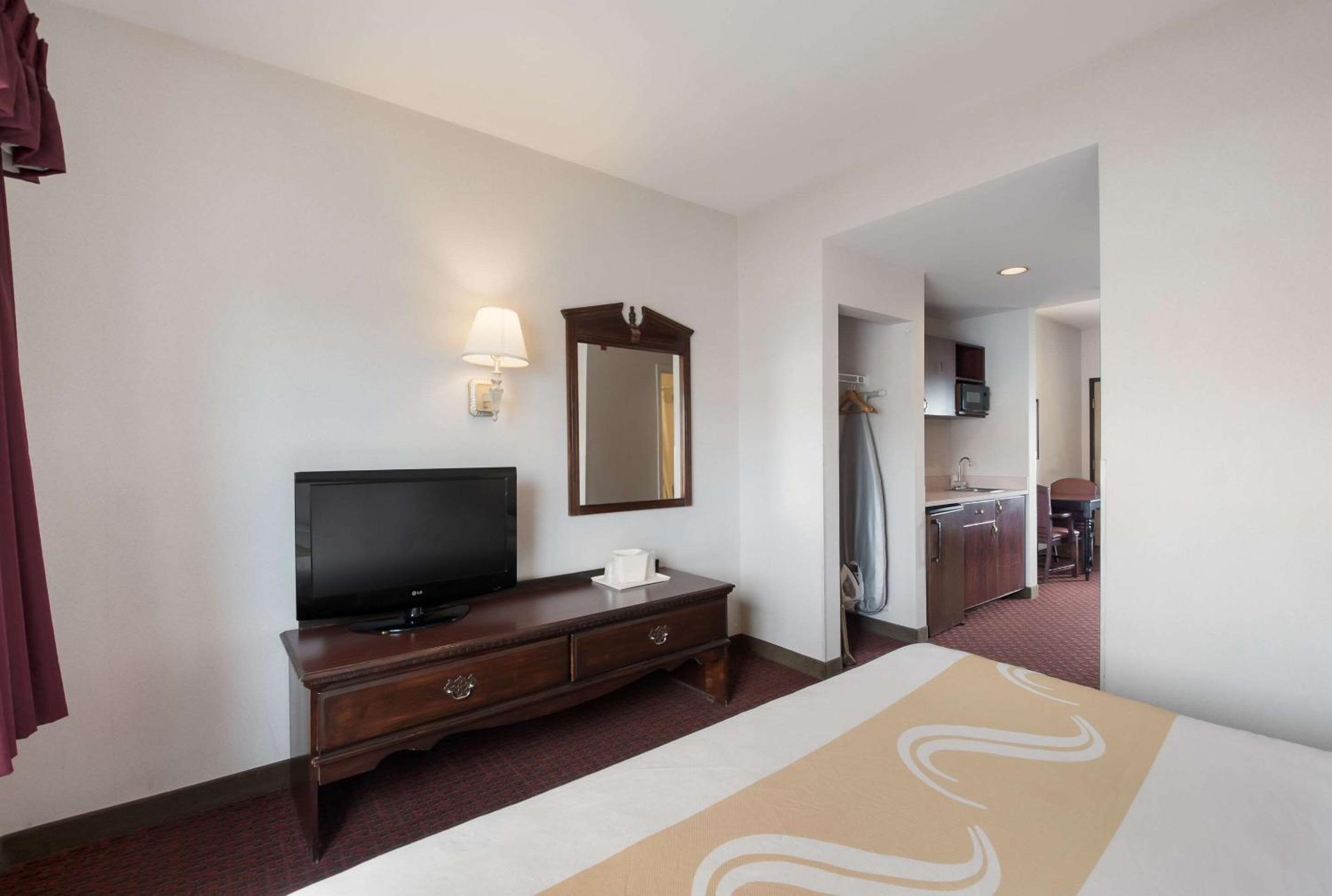 King Suite - Non-Smoking - Photo 4