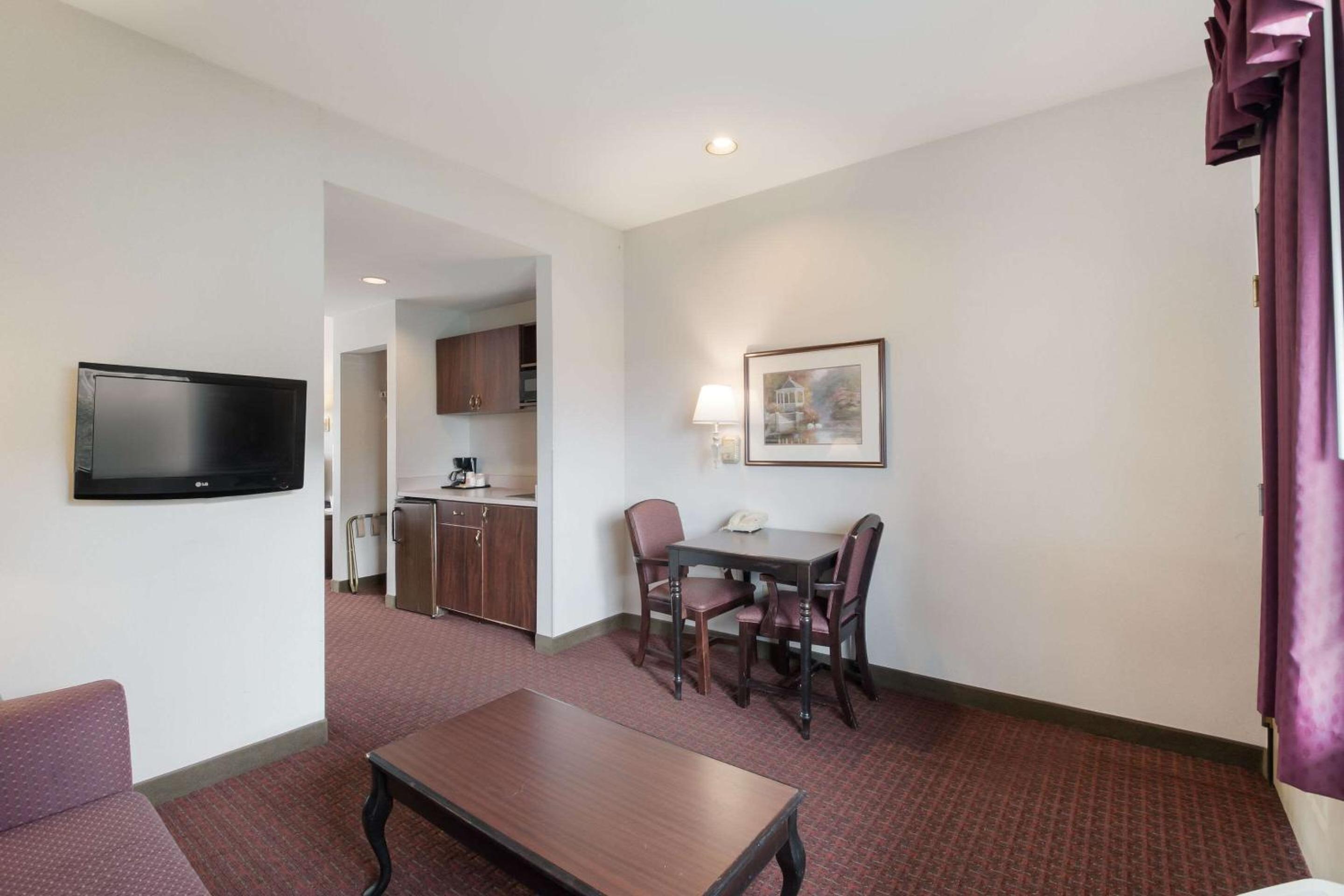 King Suite - Non-Smoking - Photo 3