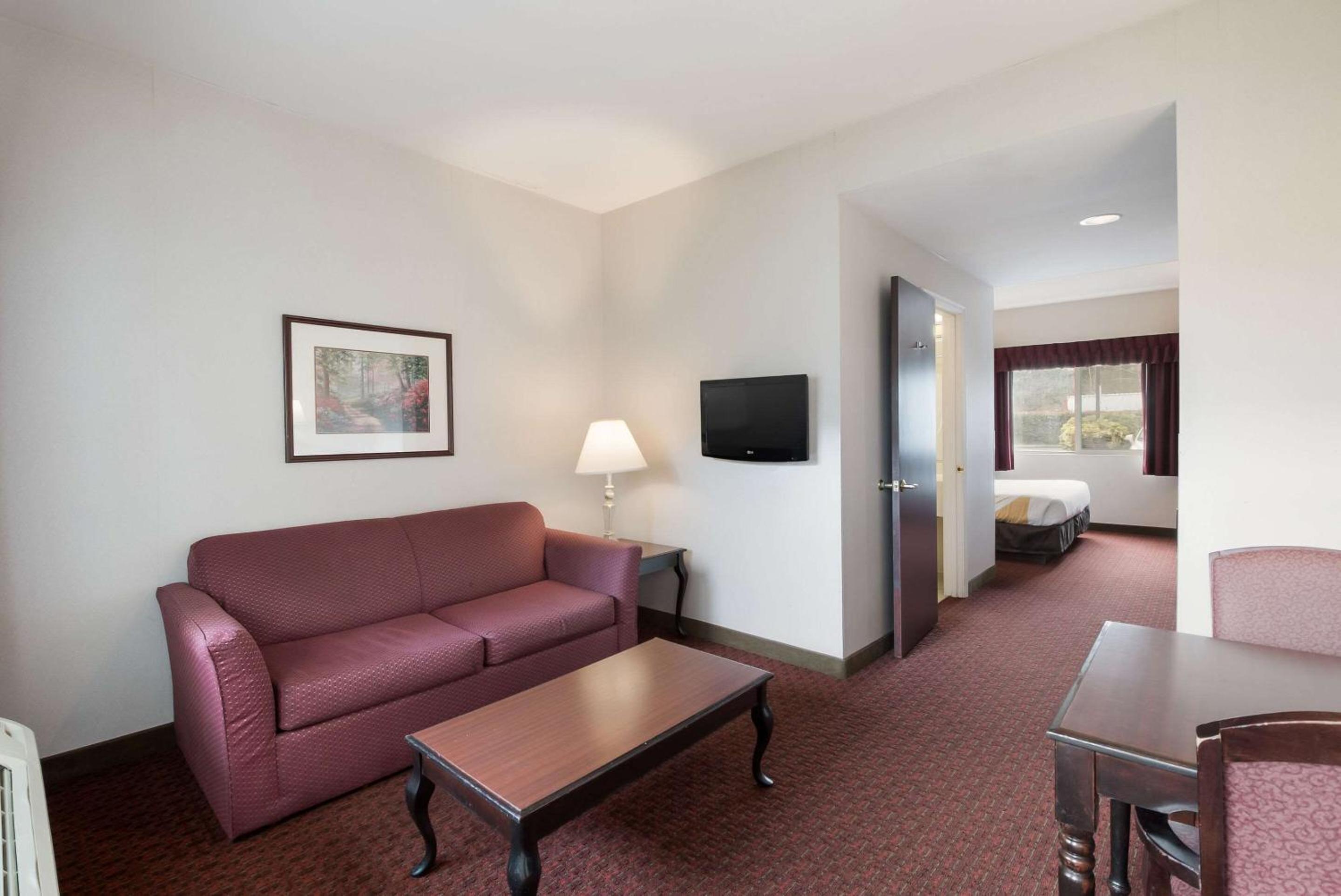 King Suite - Non-Smoking - Photo 5