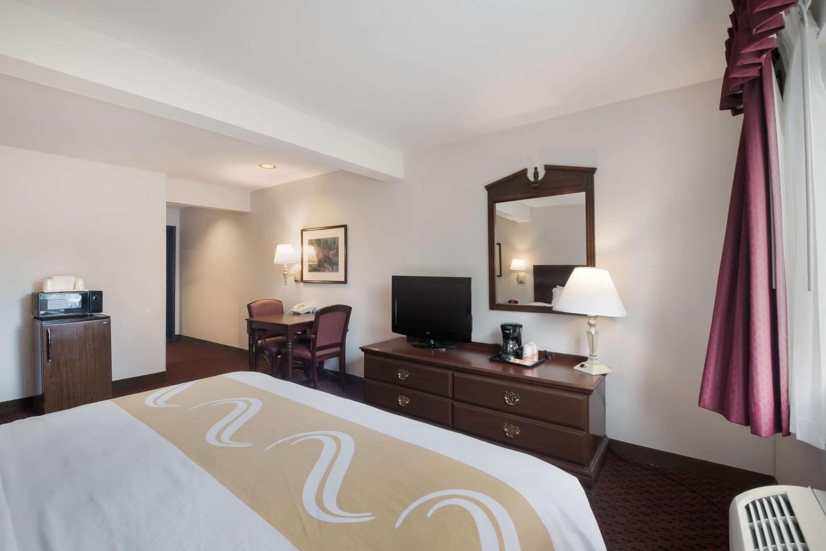 King Suite - Disability Access/Non-Smoking - Photo 3