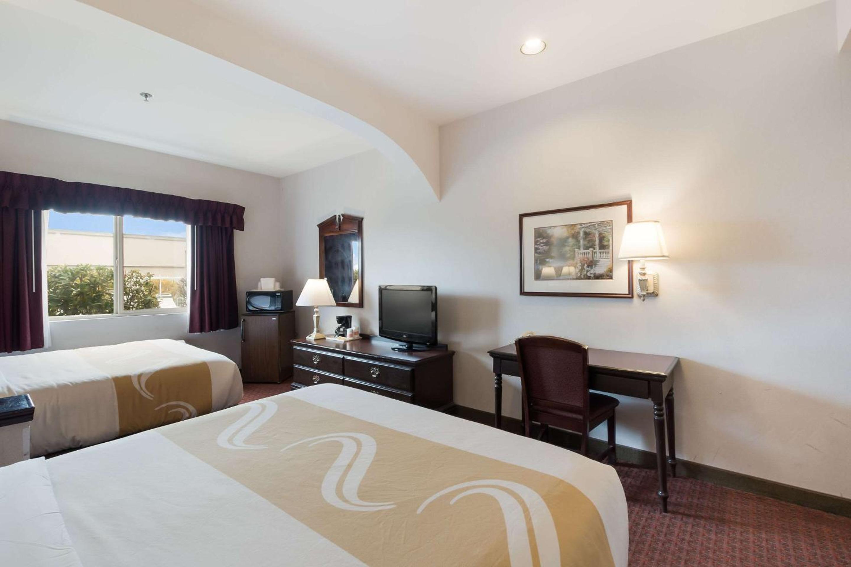 Queen Suite with Two Queen Beds - Non-Smoking - Photo 4