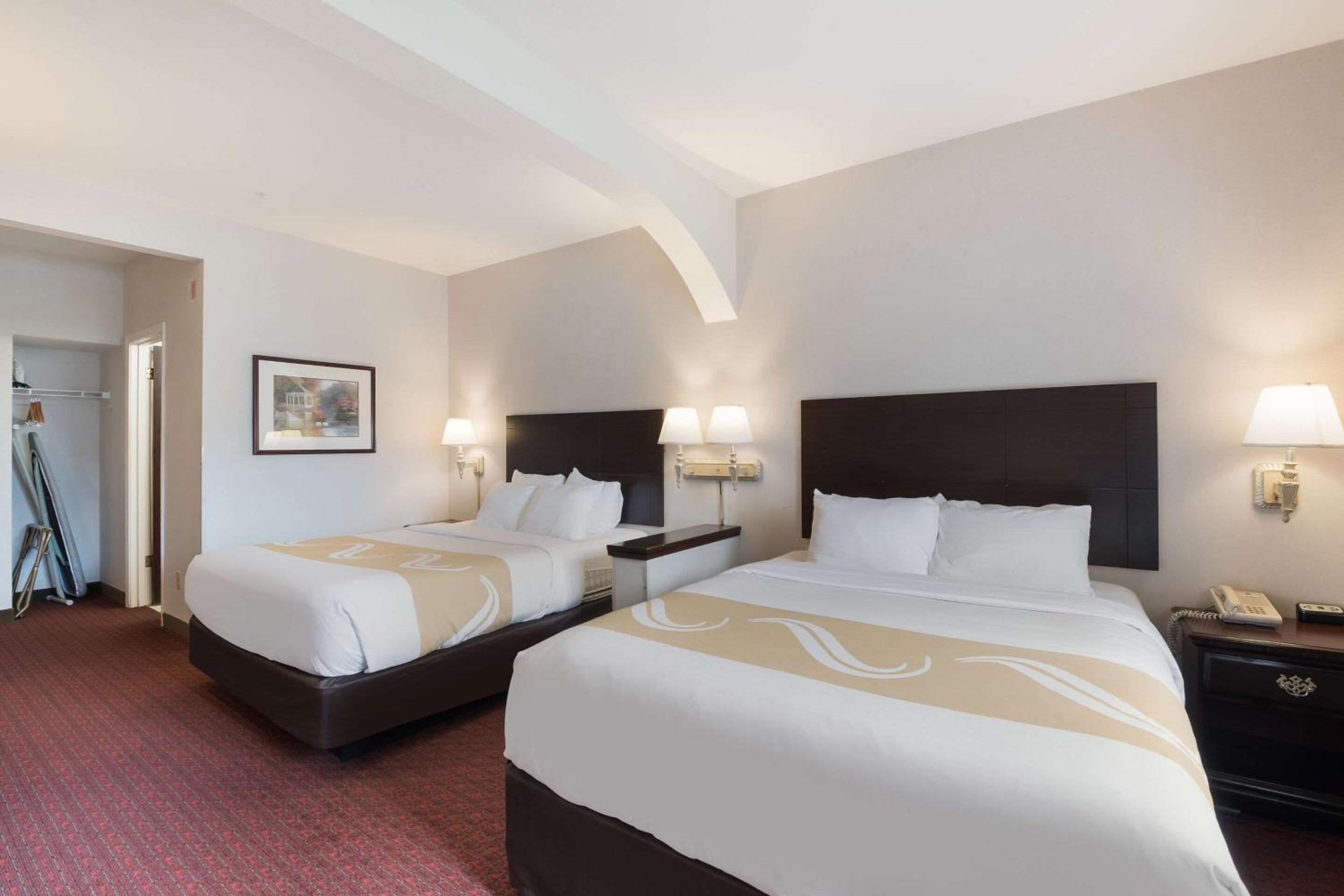 Queen Suite with Two Queen Beds - Non-Smoking - Photo 3