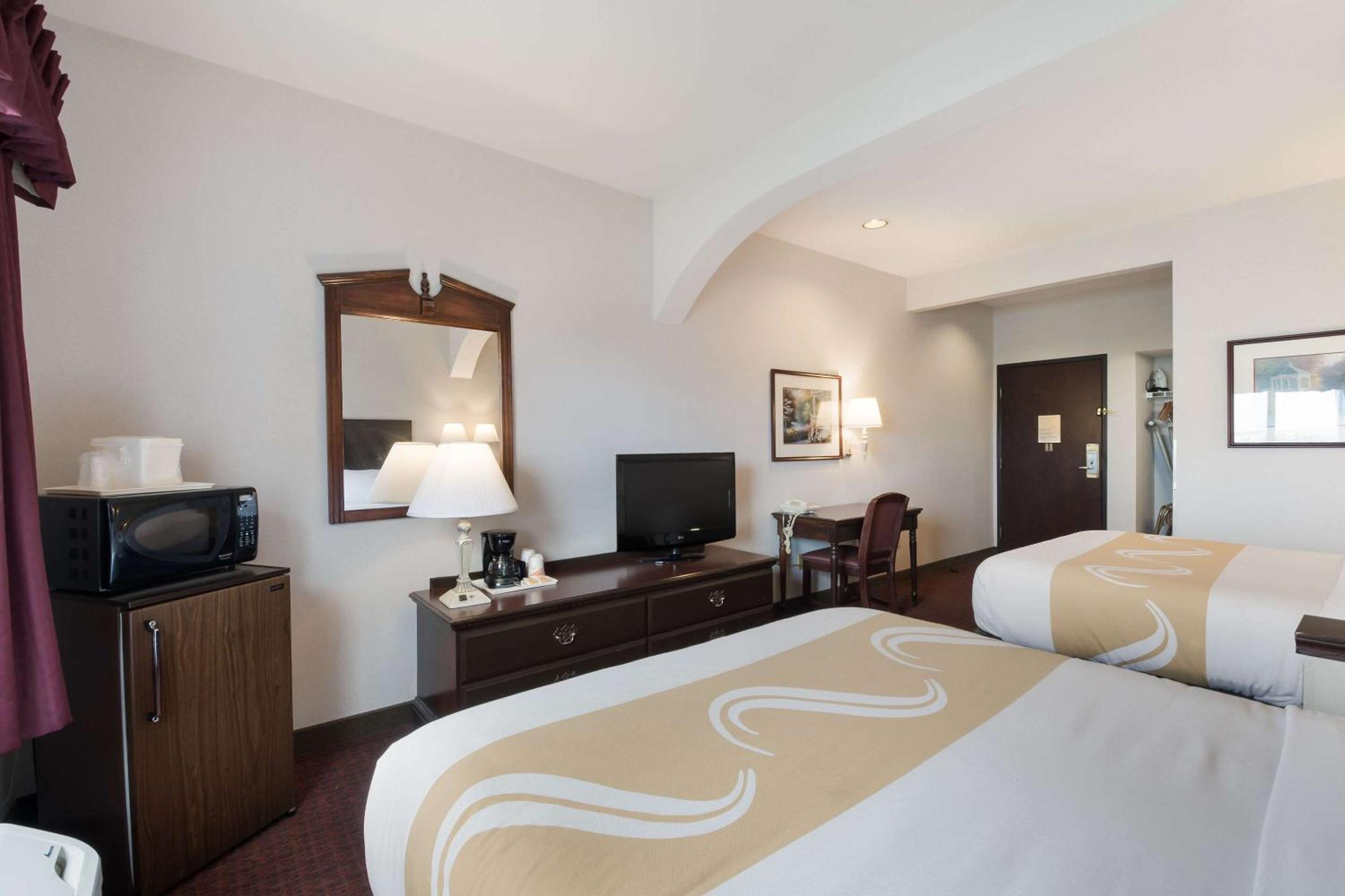 Queen Suite with Two Queen Beds - Non-Smoking - Photo 2