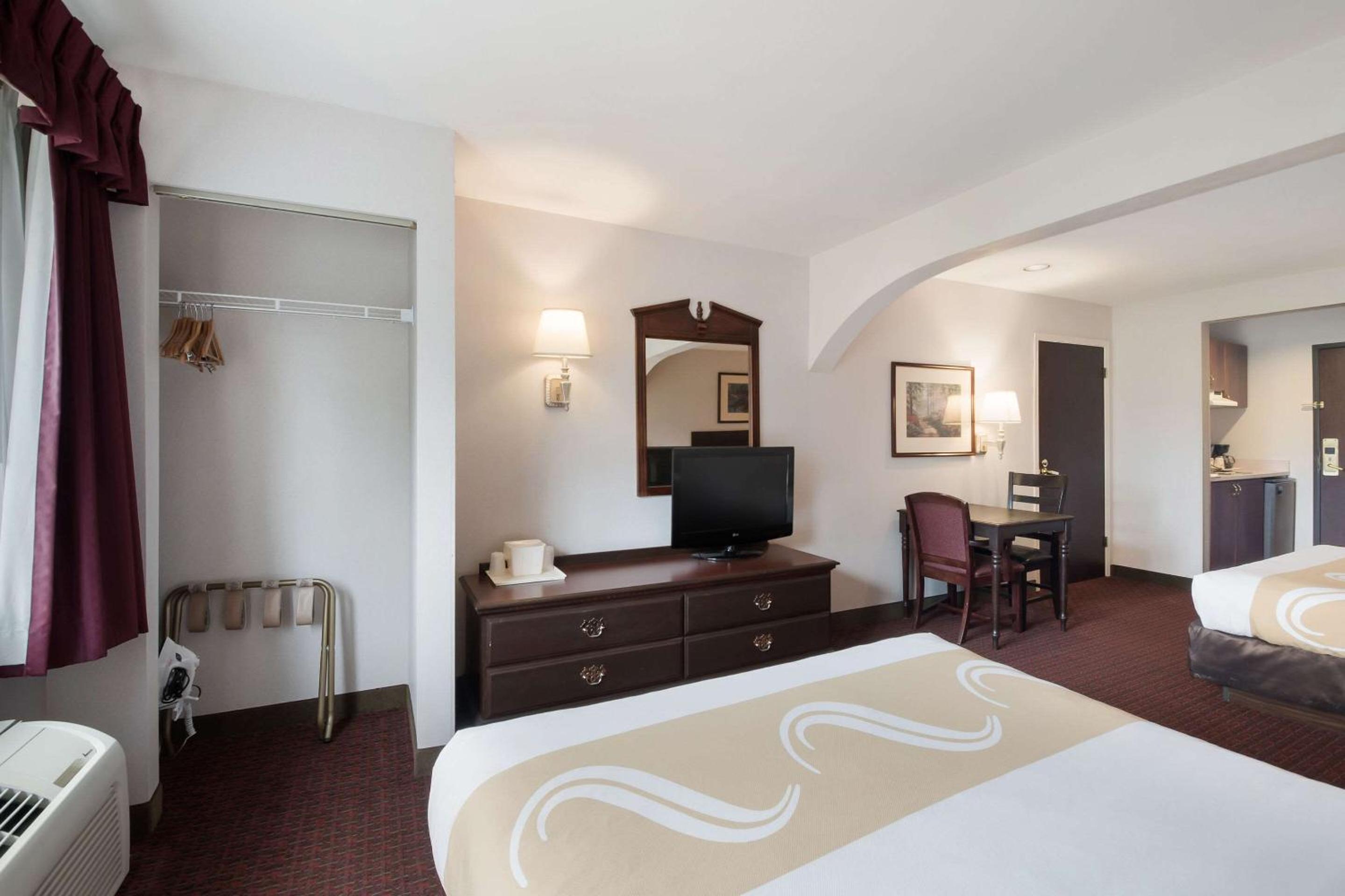 Efficiency Queen Suite with Two Queen Beds - Non-Smoking - Photo 4