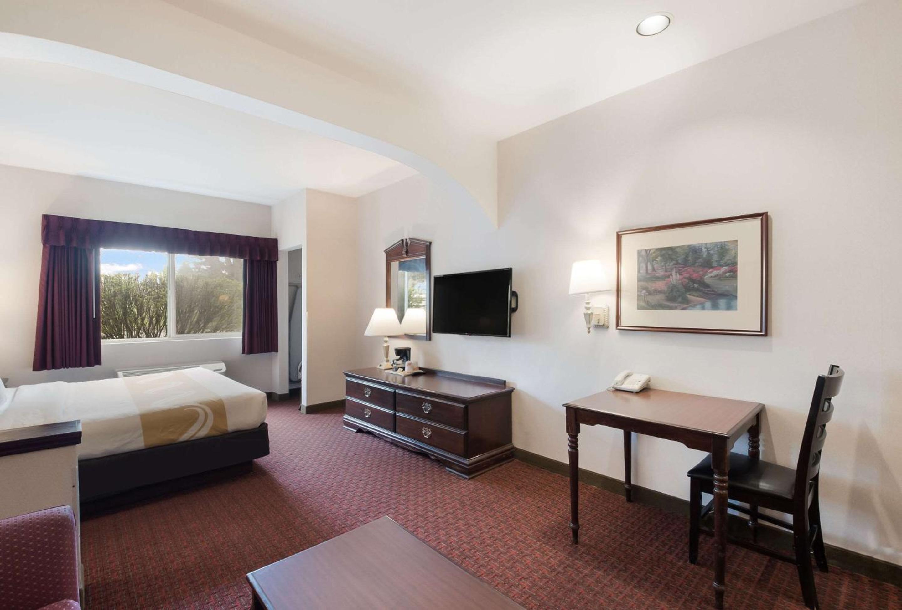 King Suite with Whirlpool - Photo 4