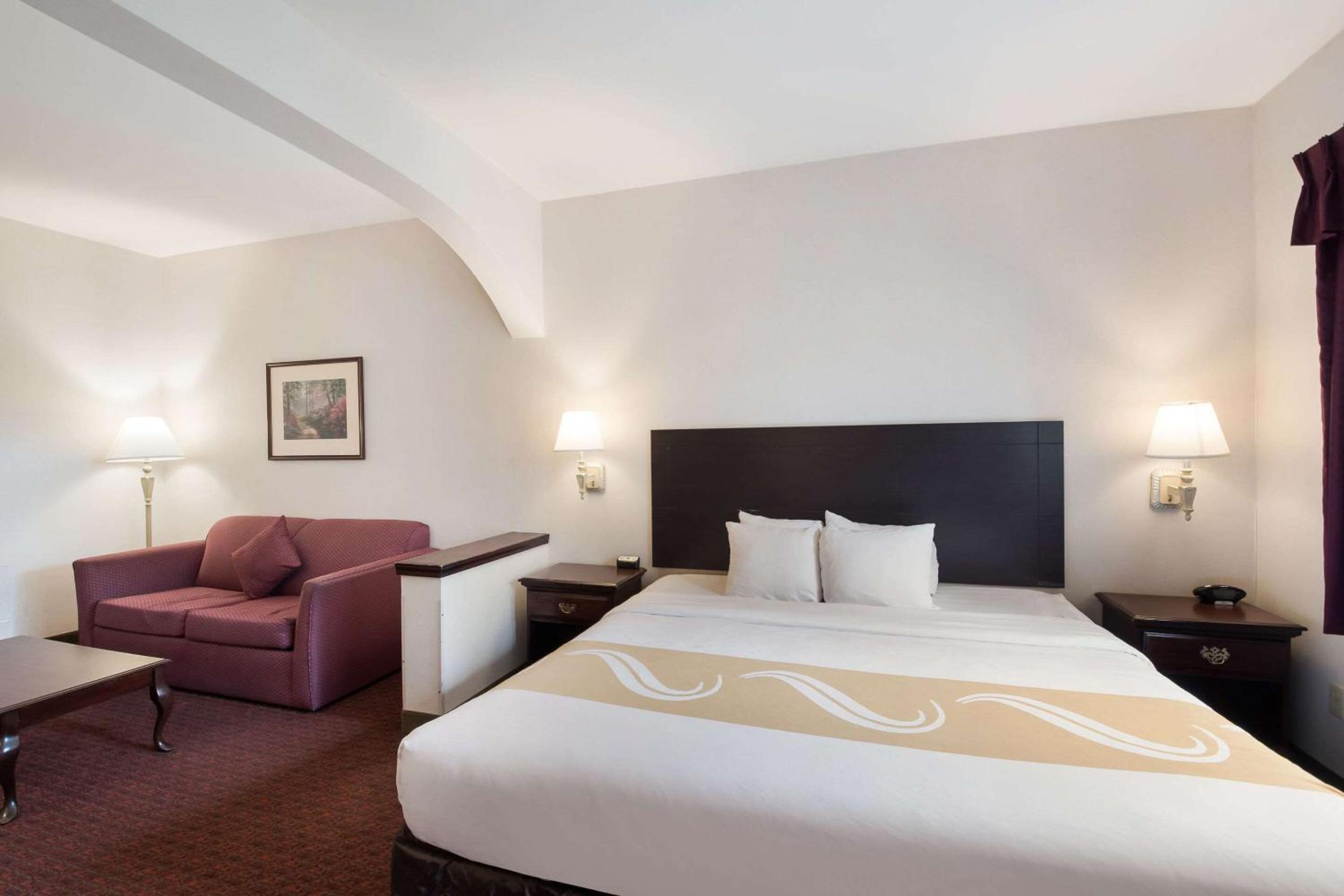 King Suite with Whirlpool - Photo 2