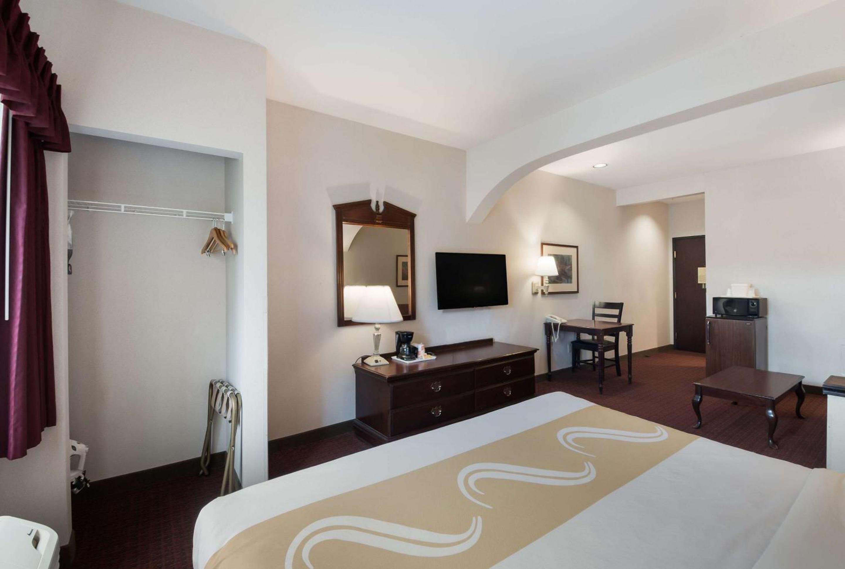 King Suite with Whirlpool - Photo 5