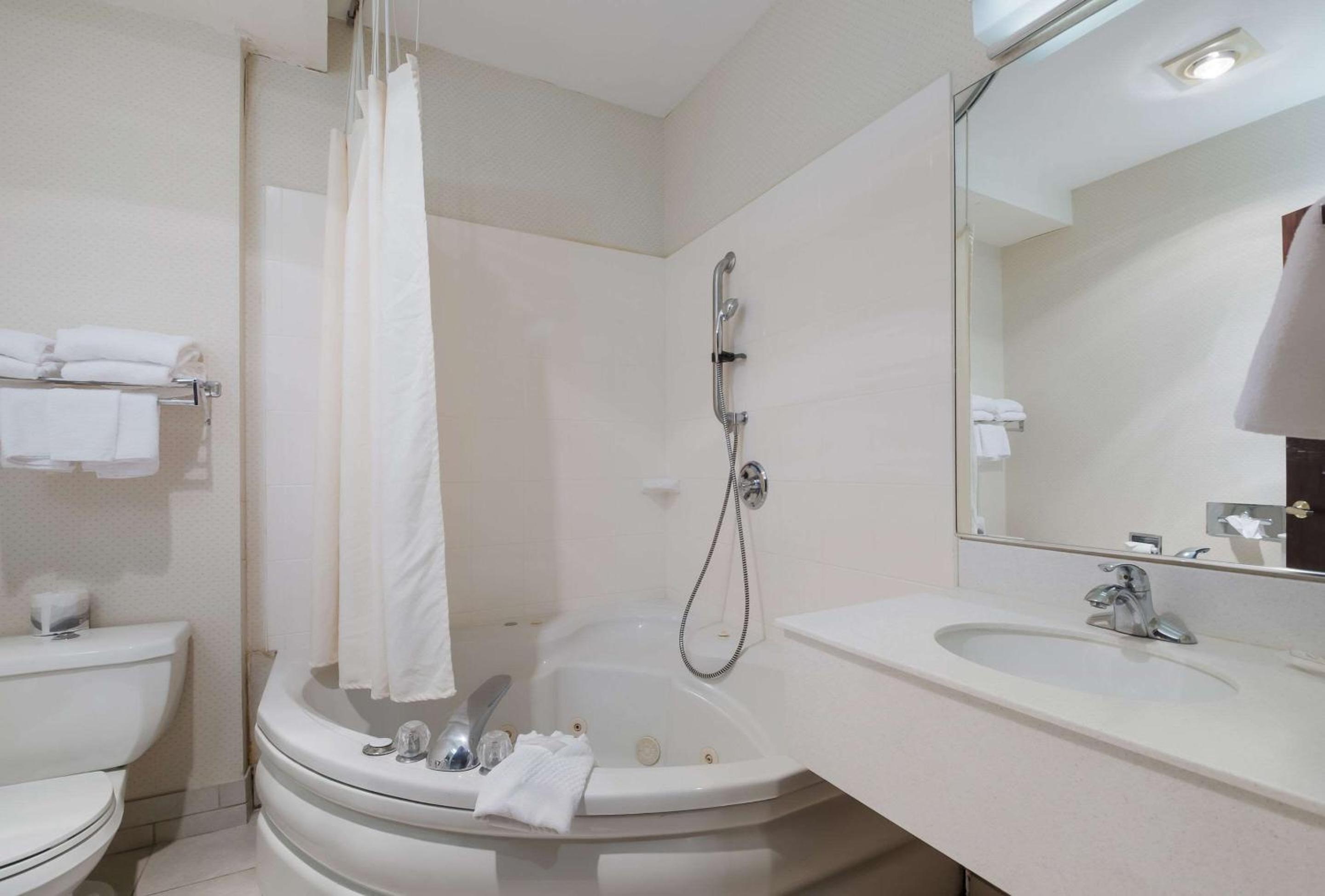 King Suite with Whirlpool - Photo 3