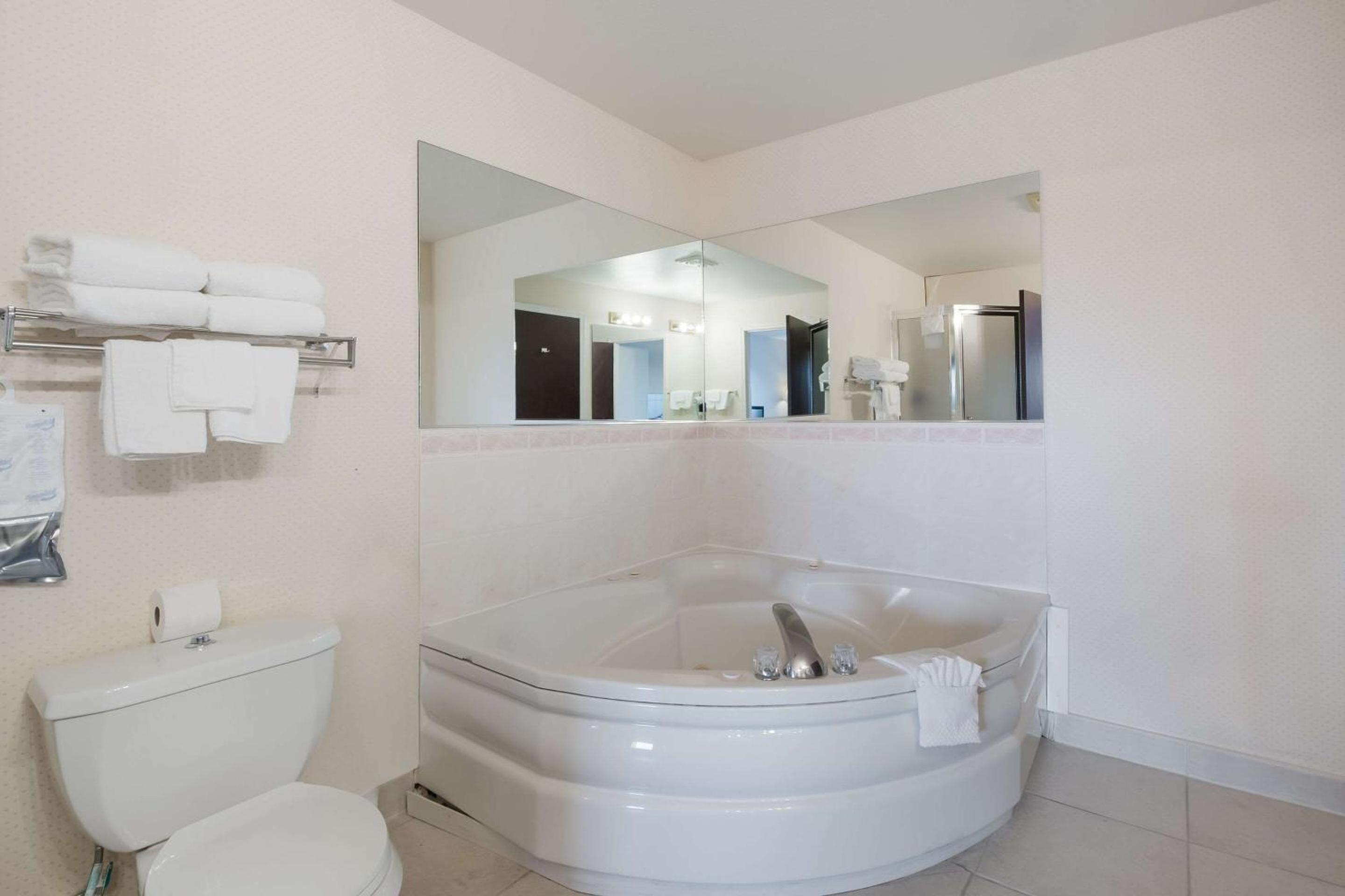 King Suite with Whirlpool - Photo 6
