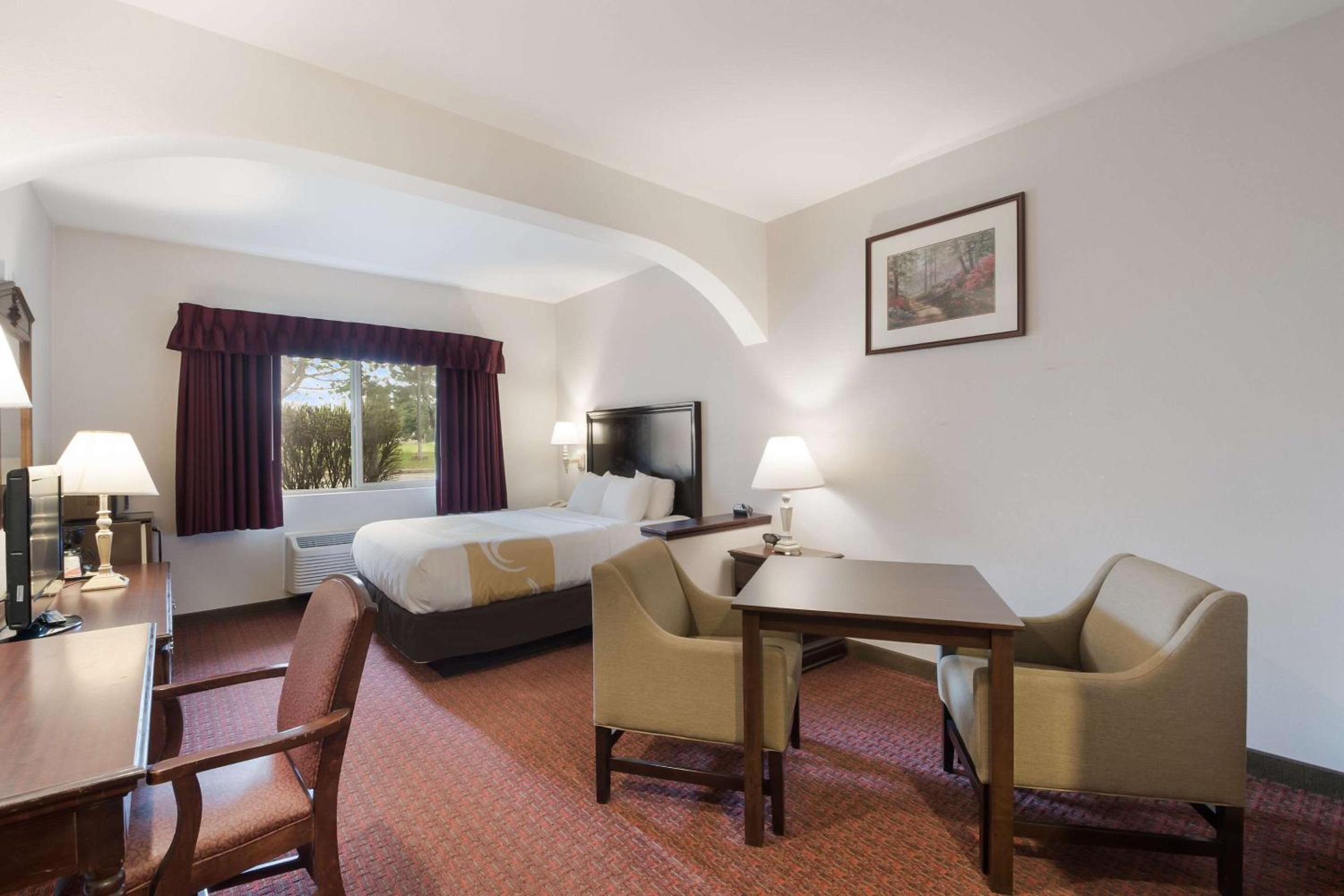 Queen Suite - Non Smoking/Pet Friendly - Photo 1