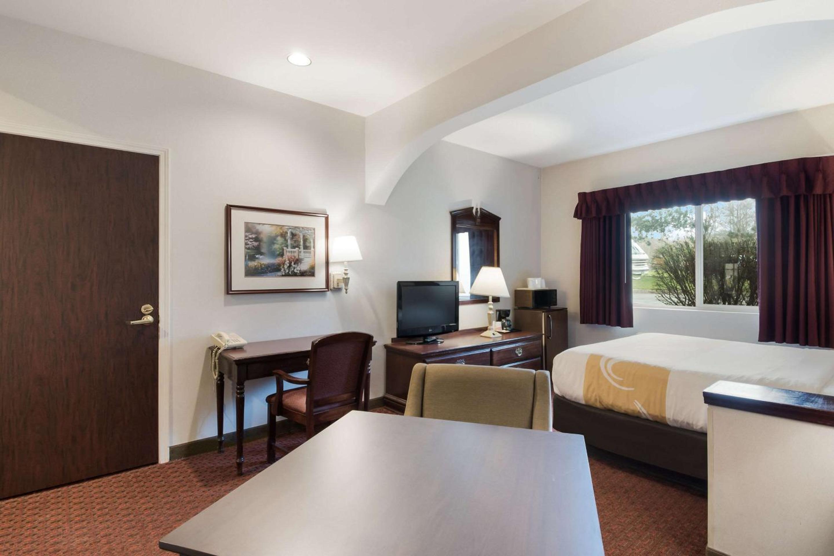 Queen Suite - Non Smoking/Pet Friendly - Photo 3