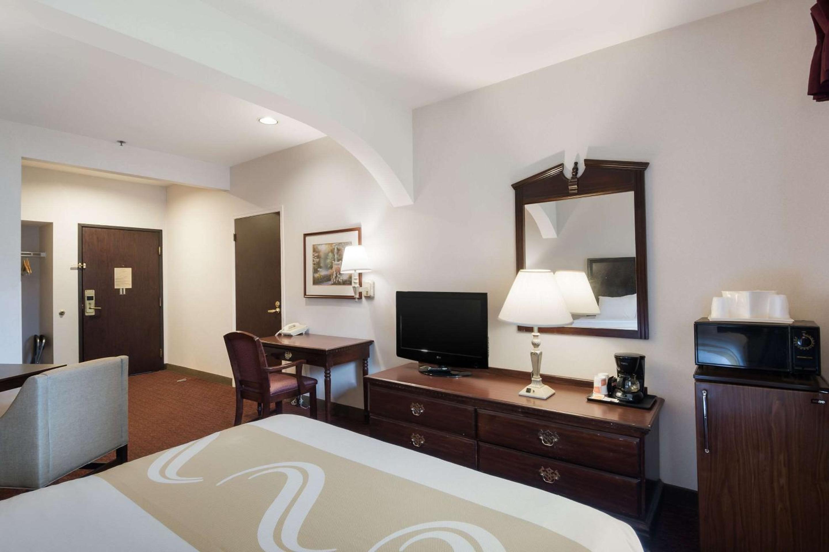 Queen Suite - Non Smoking/Pet Friendly - Photo 2
