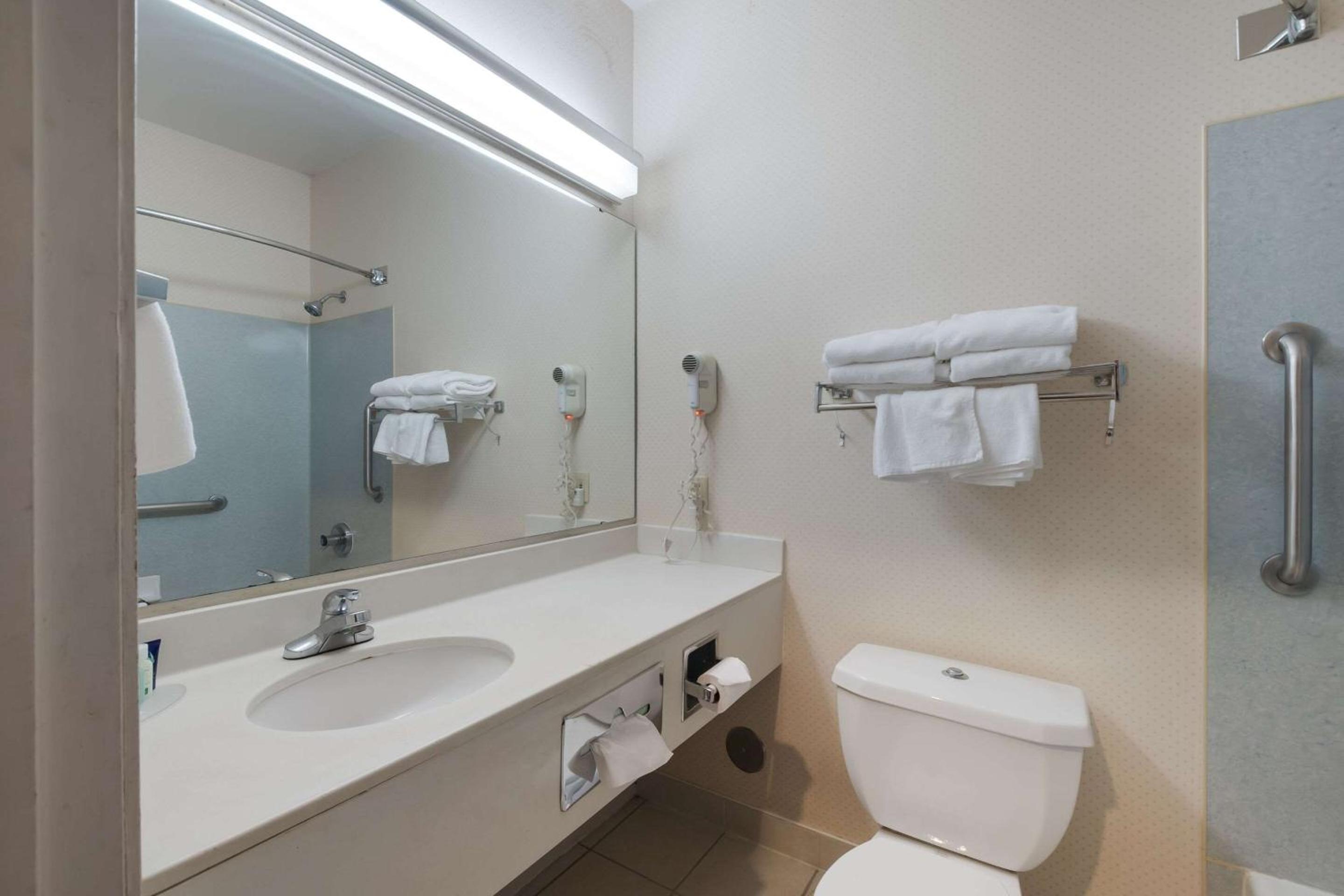 King Suite - Non-Smoking - Photo 2
