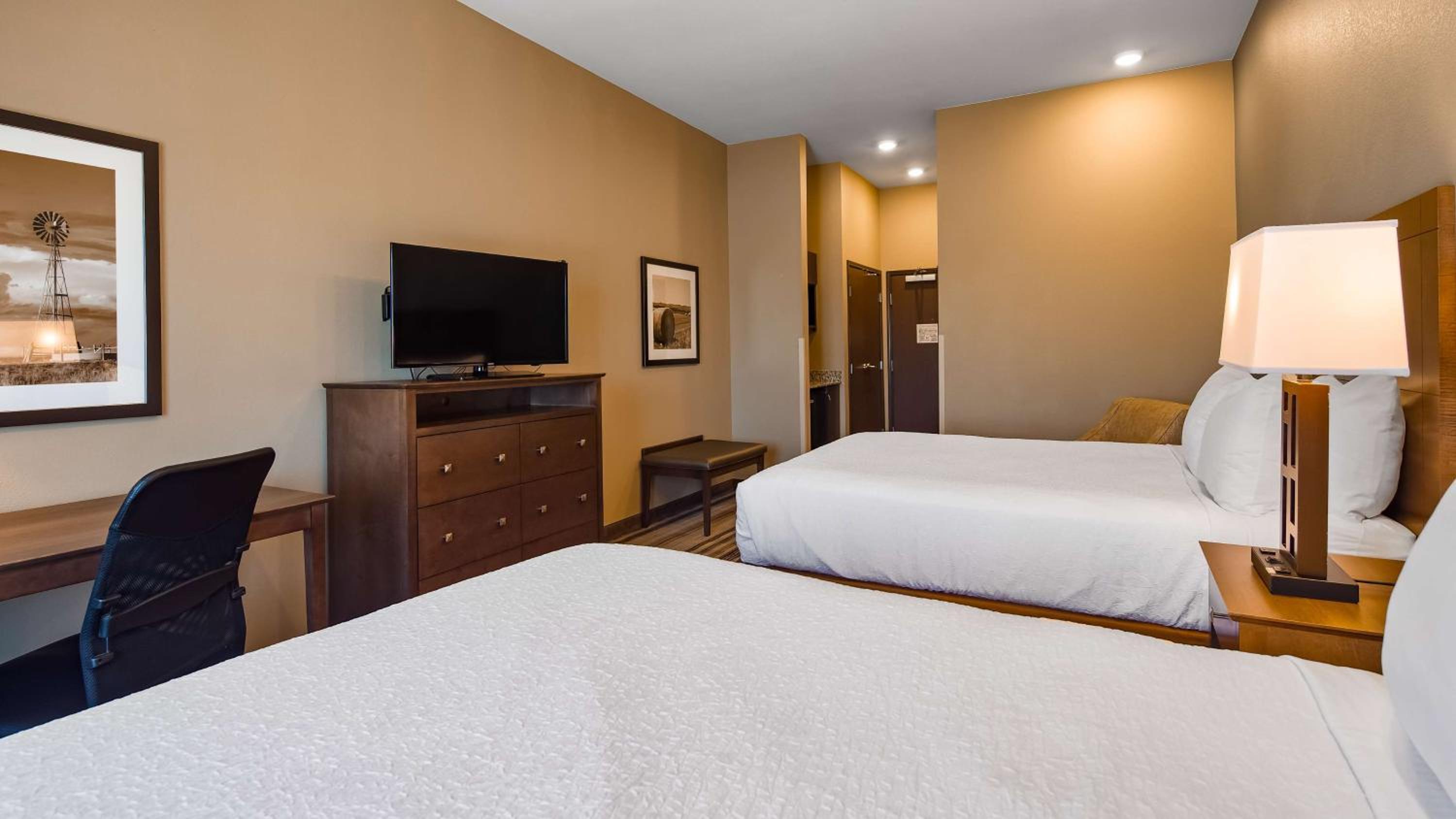 Queen Room with Two Queen Beds - Non-Smoking photo 3