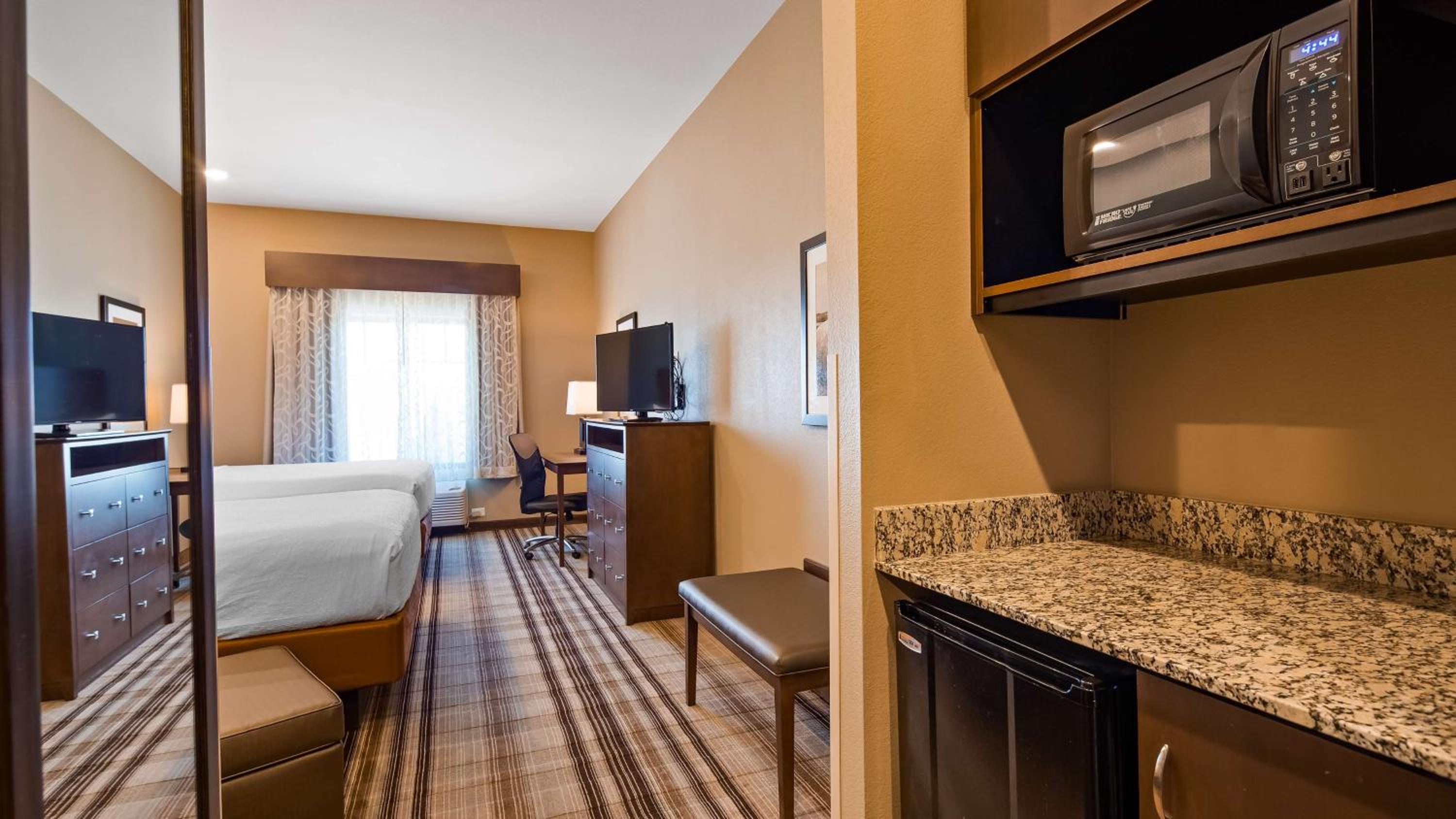 Queen Room with Two Queen Beds - Non-Smoking photo 2