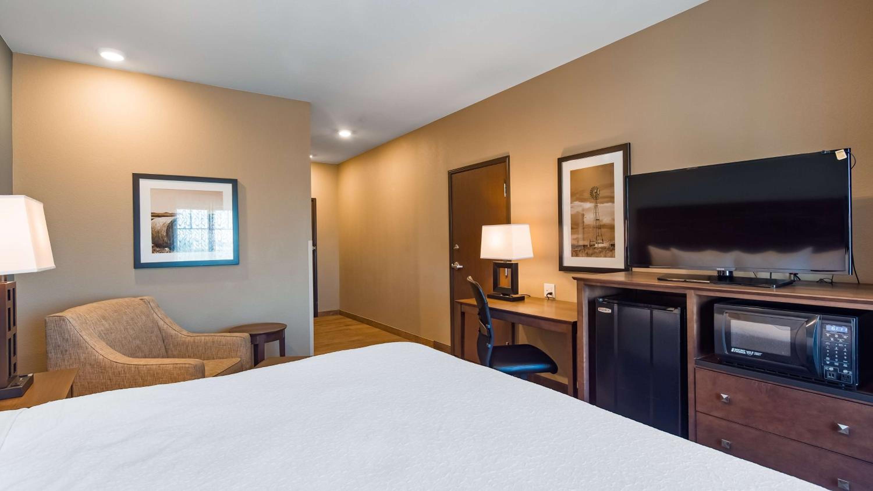 King Room with Roll-in Shower - Disability Access/Non-Smoking photo 2