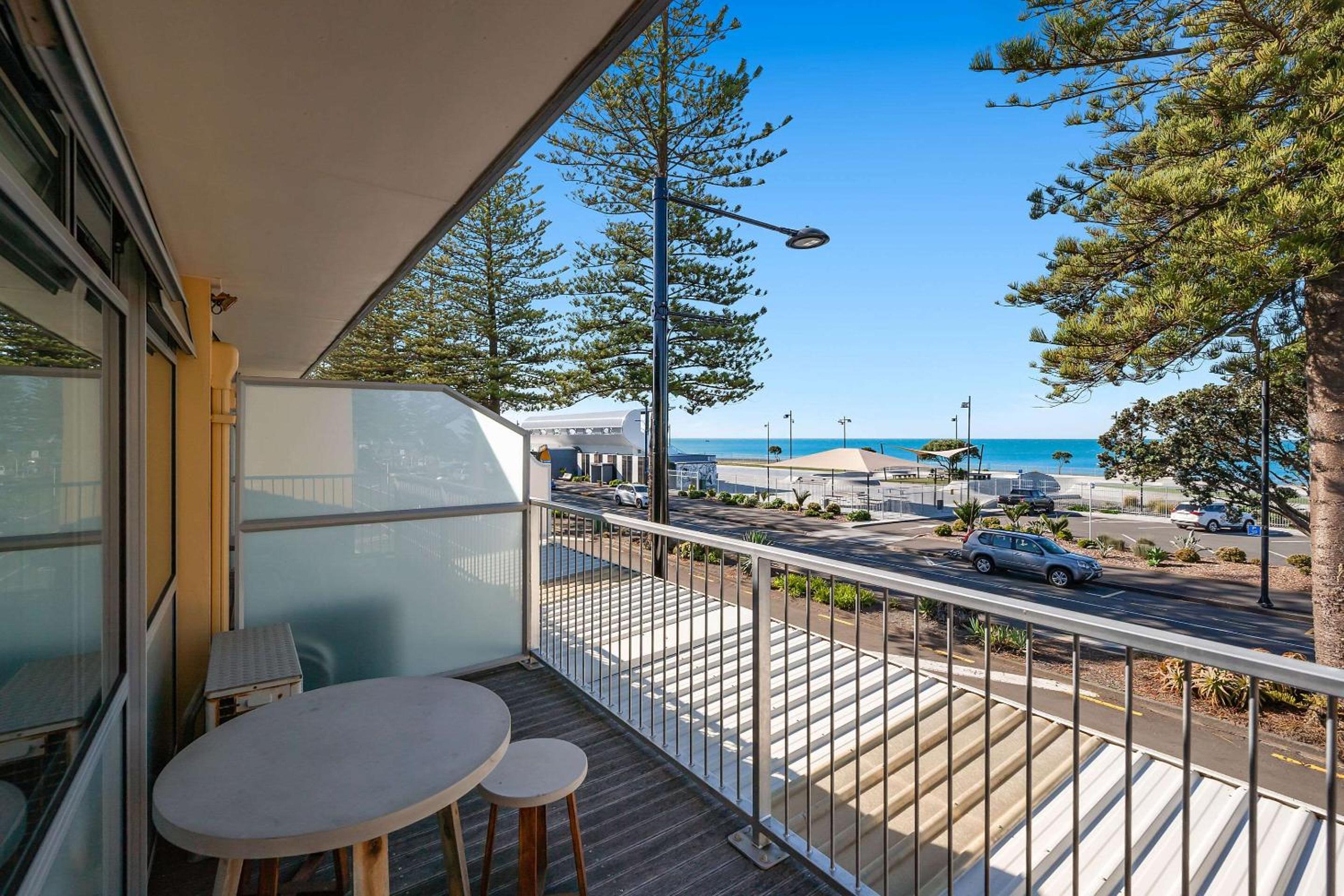Seaview Twin Room - Photo 3