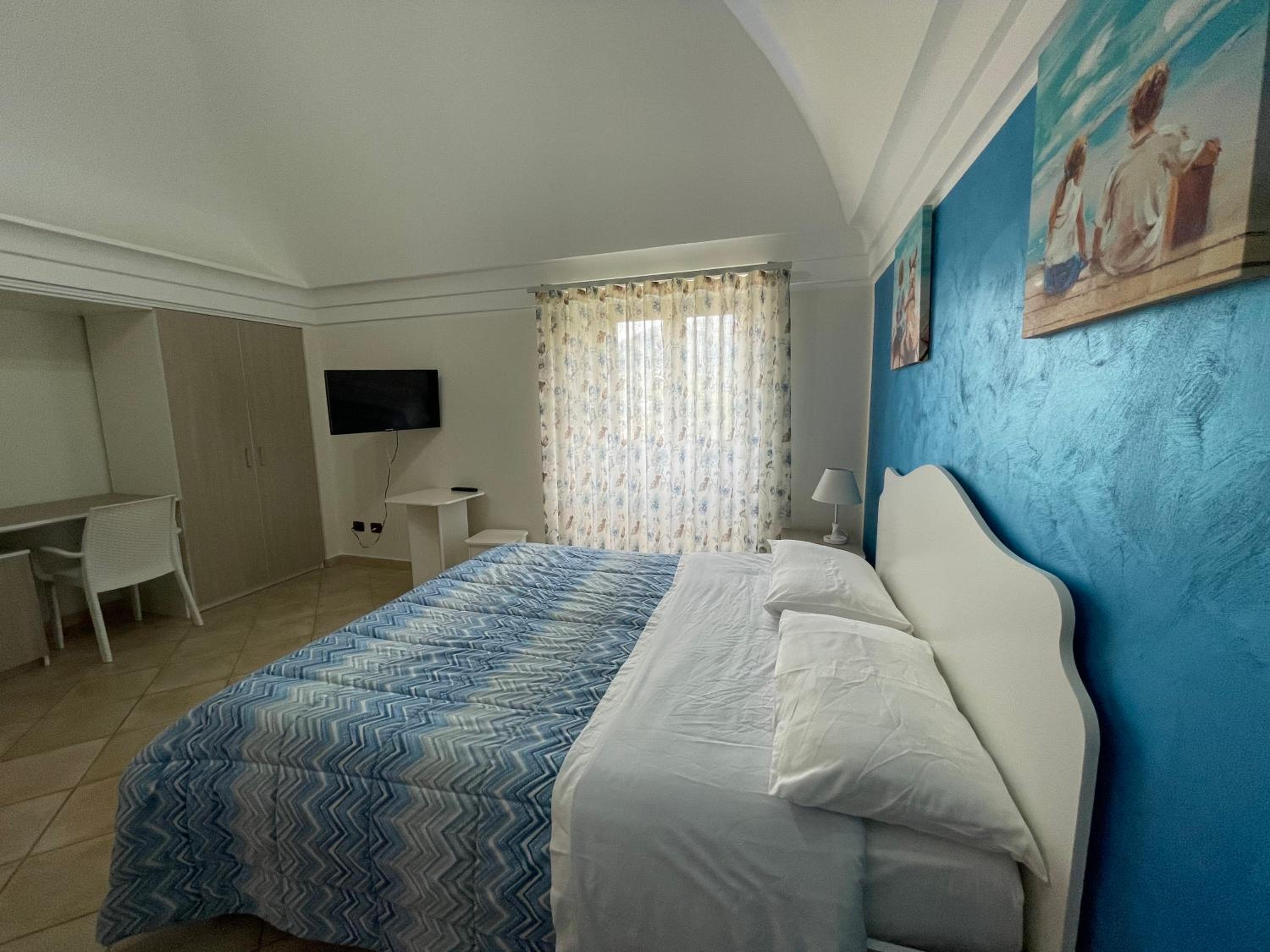 Quadruple Room with Sea View - Photo 8