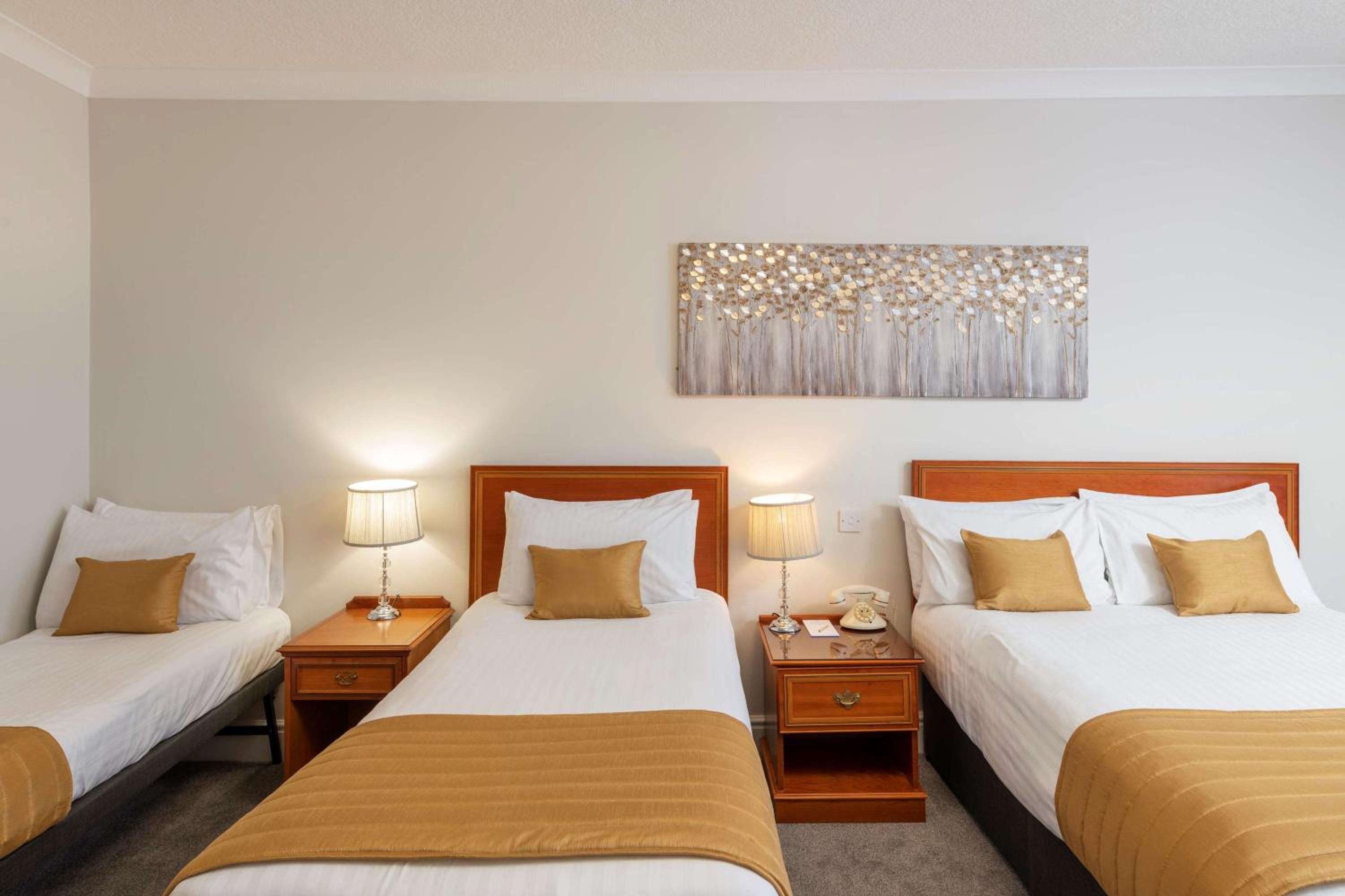 Family Room with One Double Bed and Two Single Beds - Non-Smoking - Photo 4
