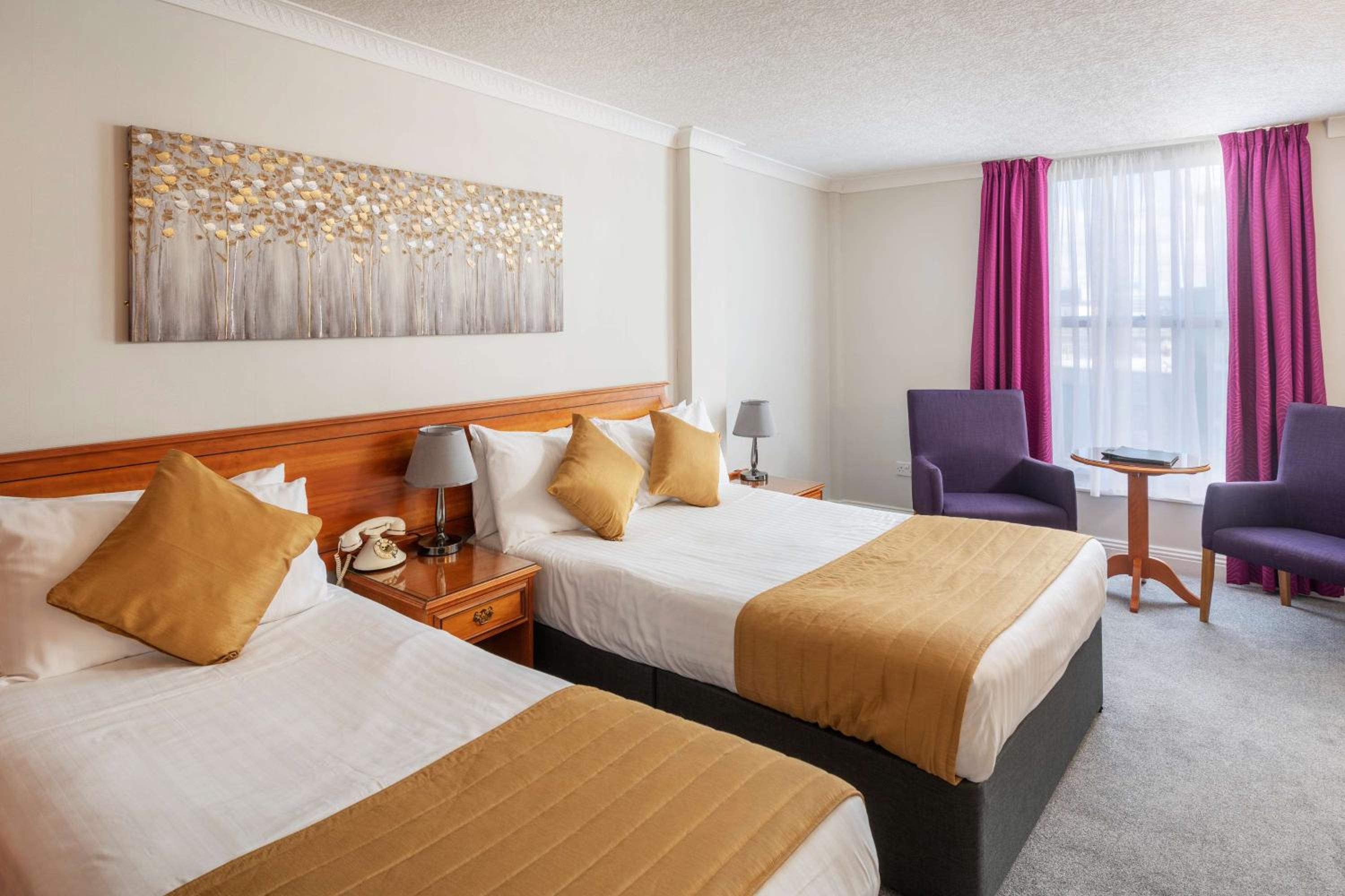 Family Room with One Double Bed and Two Single Beds - Non-Smoking - Photo 1