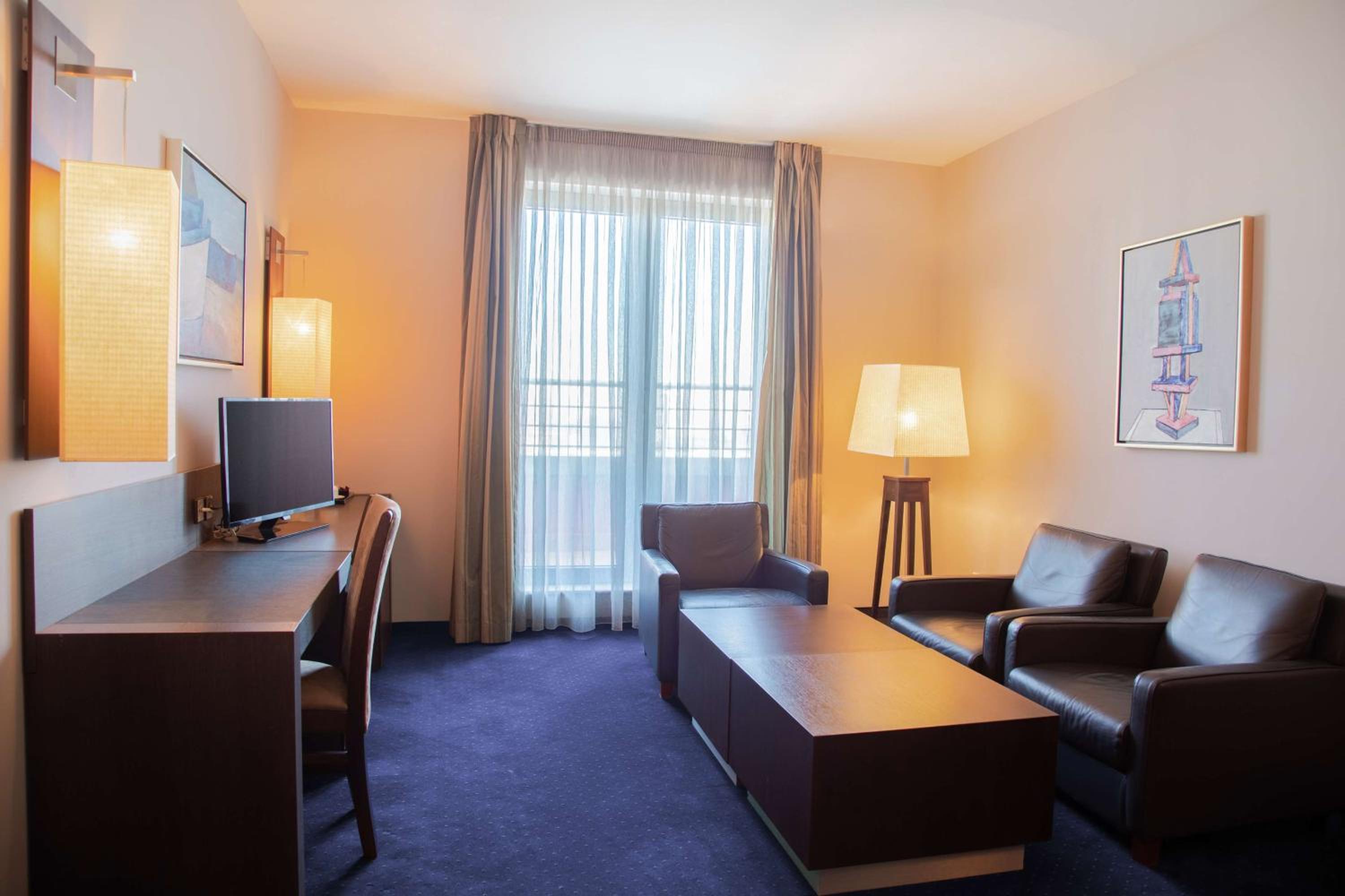 One-Bedroom Suite - Photo 3