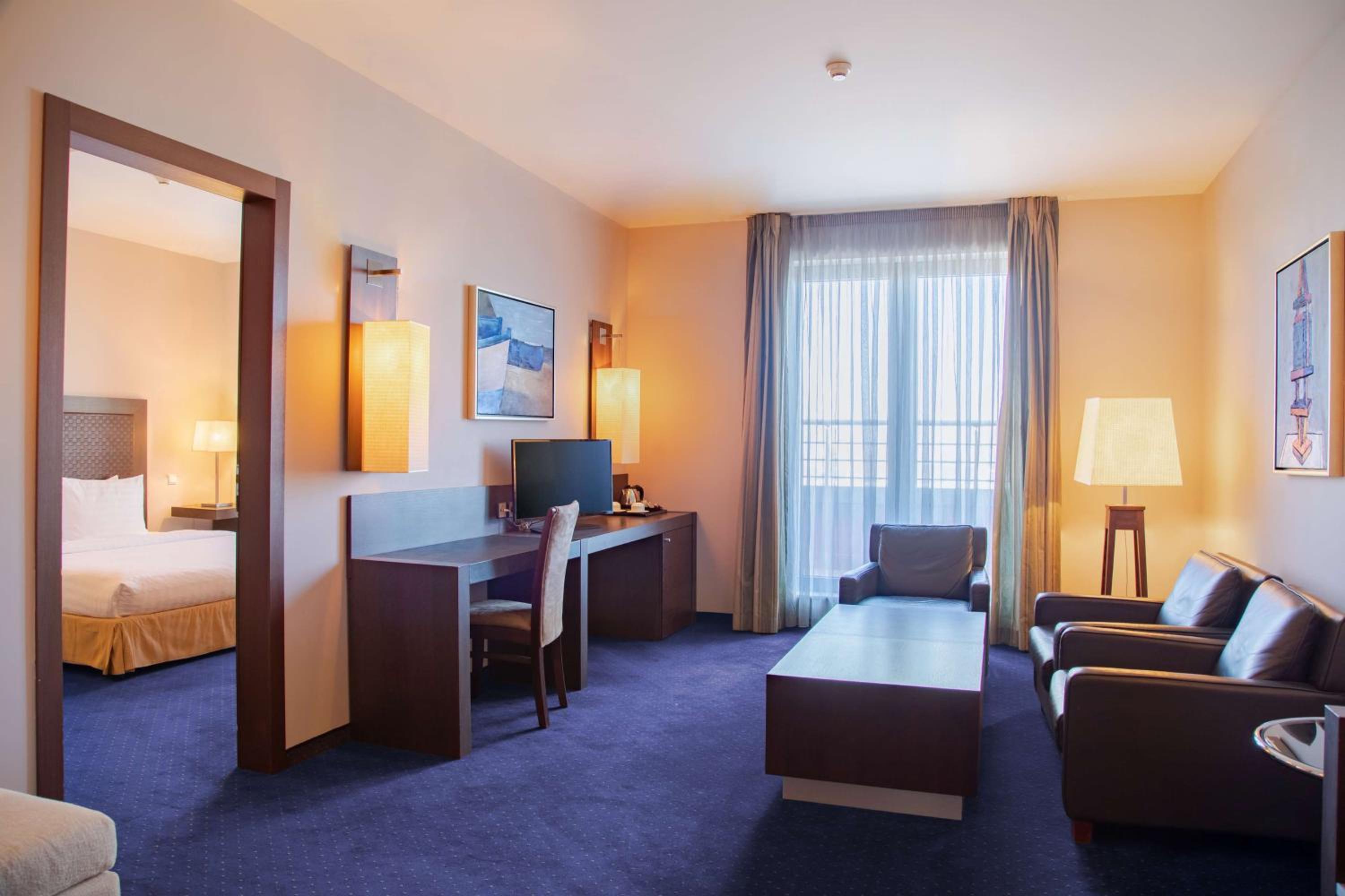 One-Bedroom Suite - Photo 2