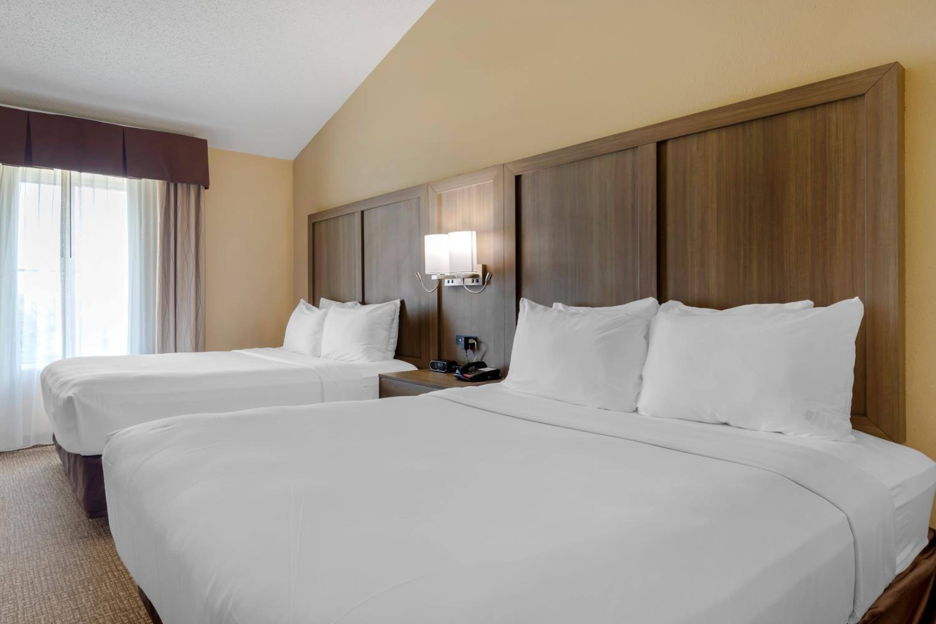 Queen Suite with Two Queen Beds - Non-Smoking - Photo 4